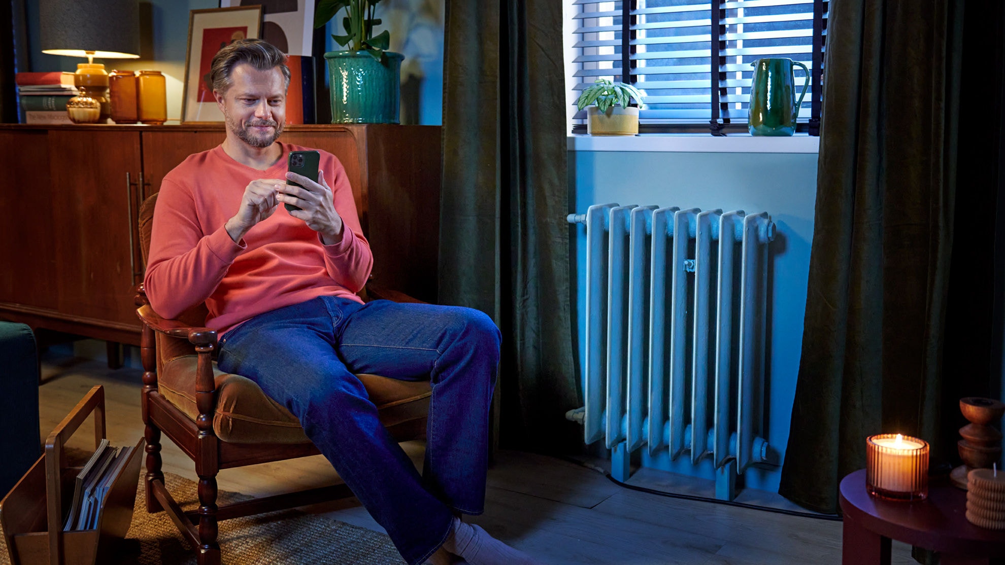 Man gebruikt Onecta app om zijn lucht/water warmtepomp te bedienen