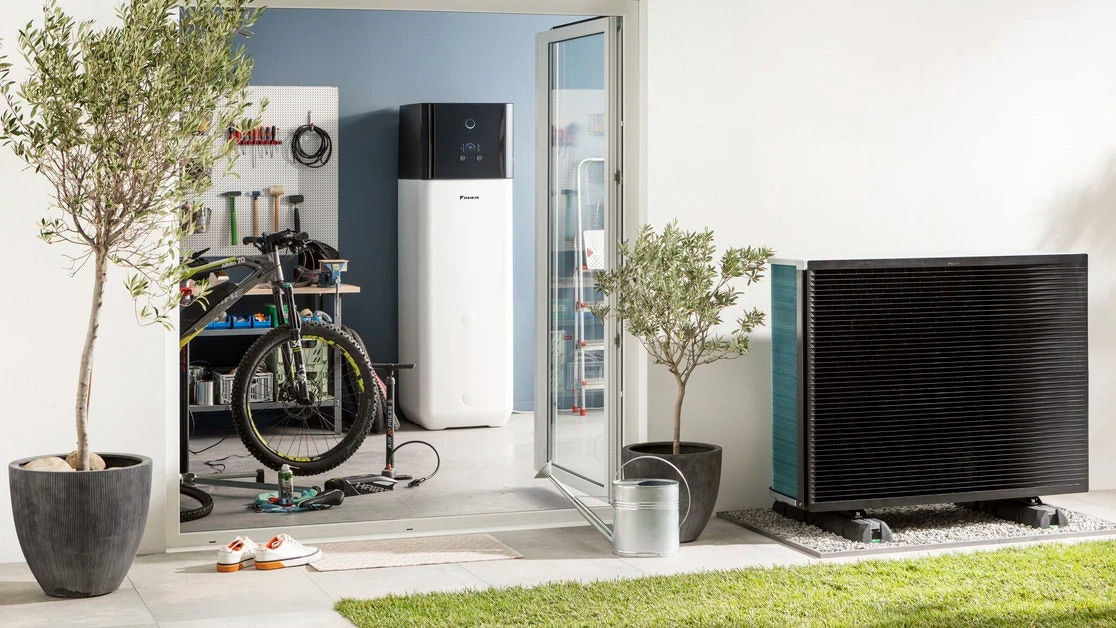 Warmtepomptank in een opslagruimte voor krachtige verwarming en warm tapwater