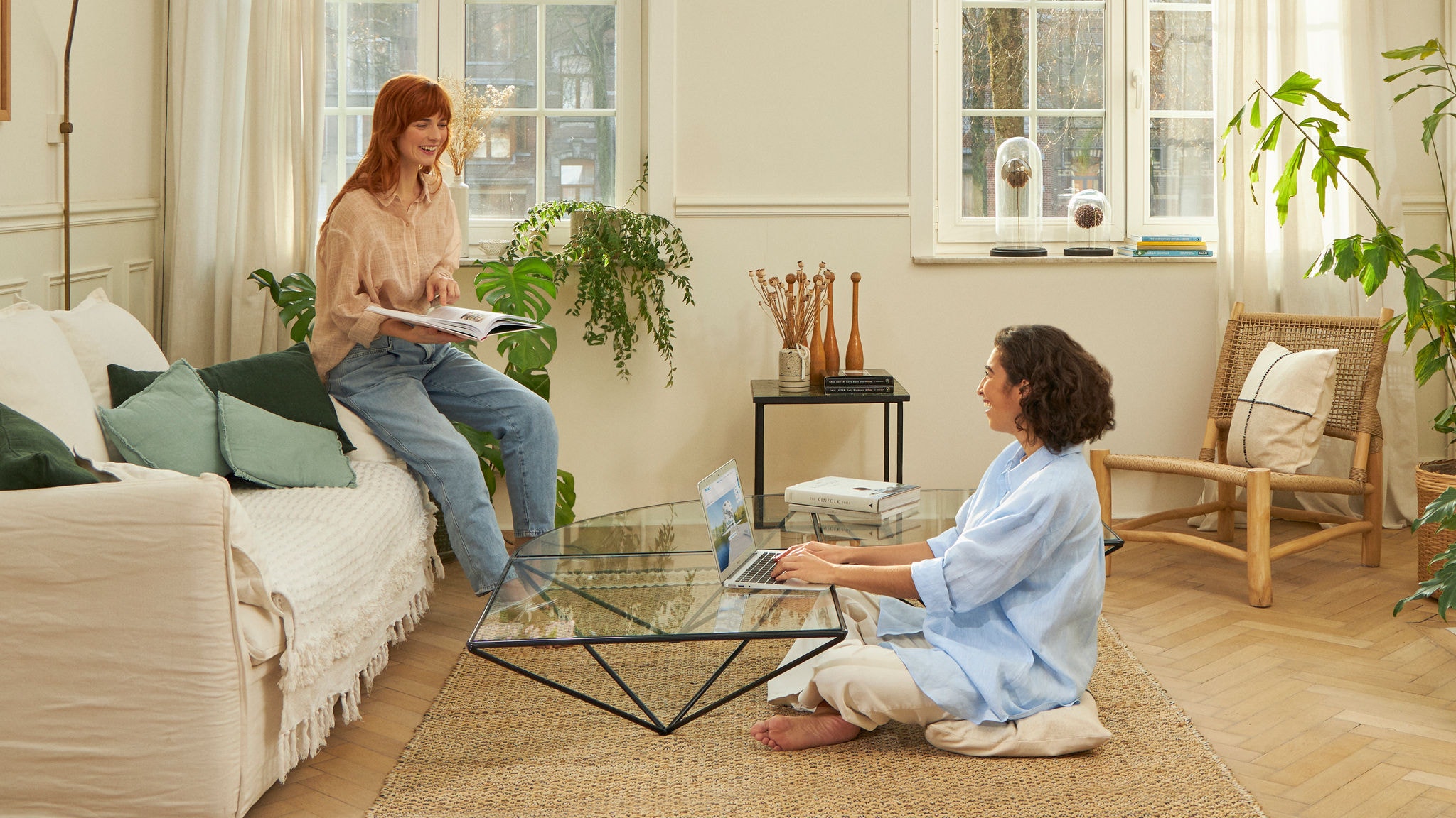 Twee vrouwen zitten in hun woonkamer