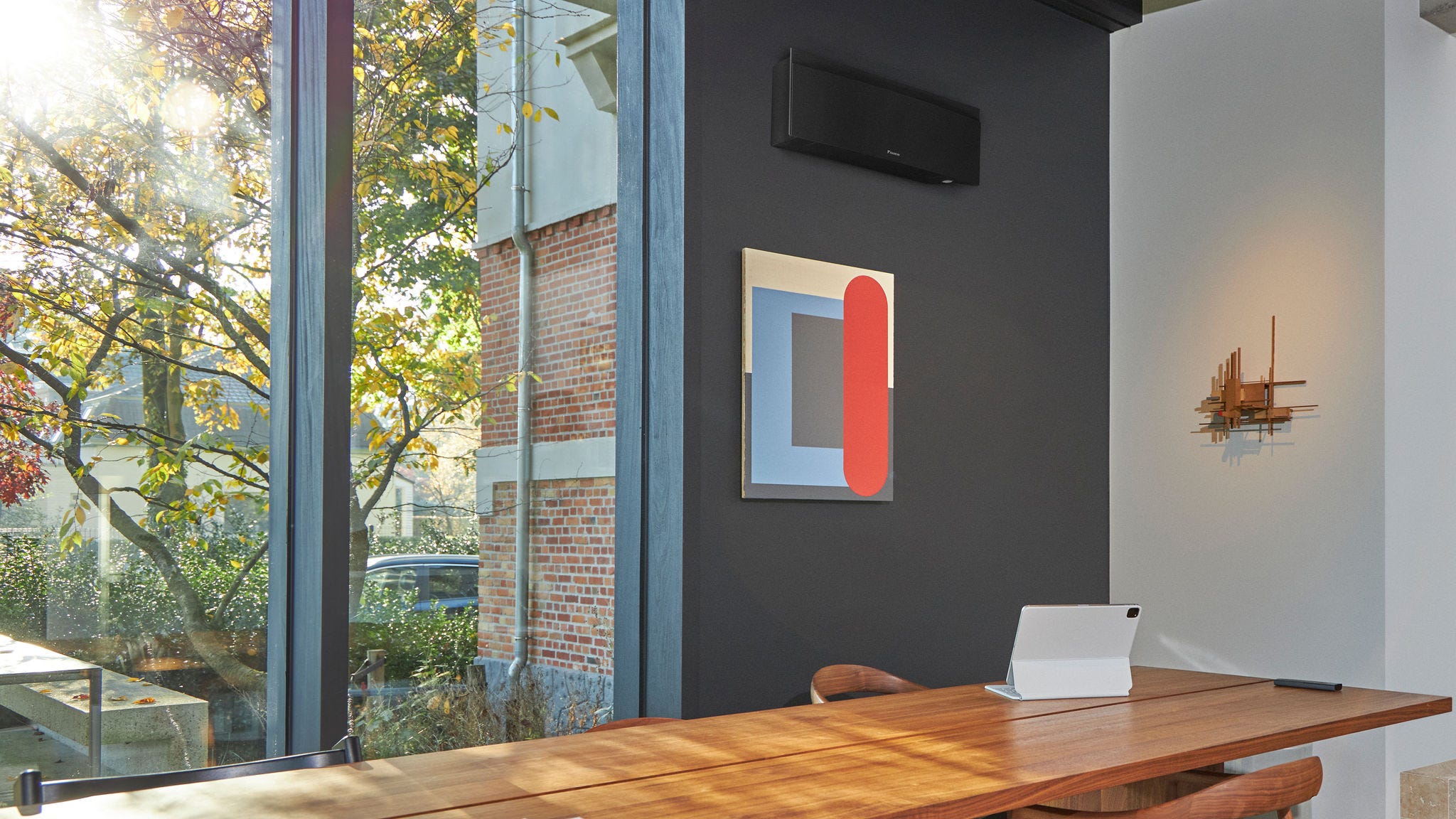 Een onopvallend zwart wandmodel warmtepomp in de juiste maat