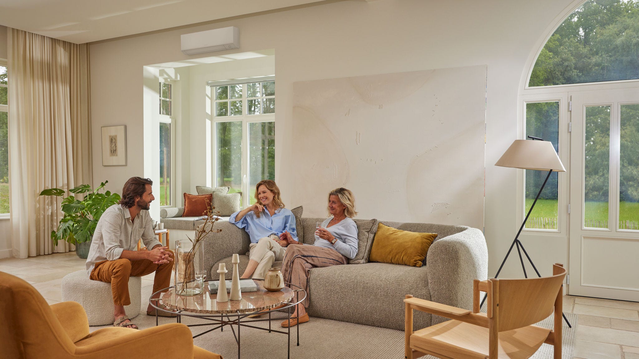 Familie van vier lacht bij het spelen van bordspellen in hun geventileerde keuken