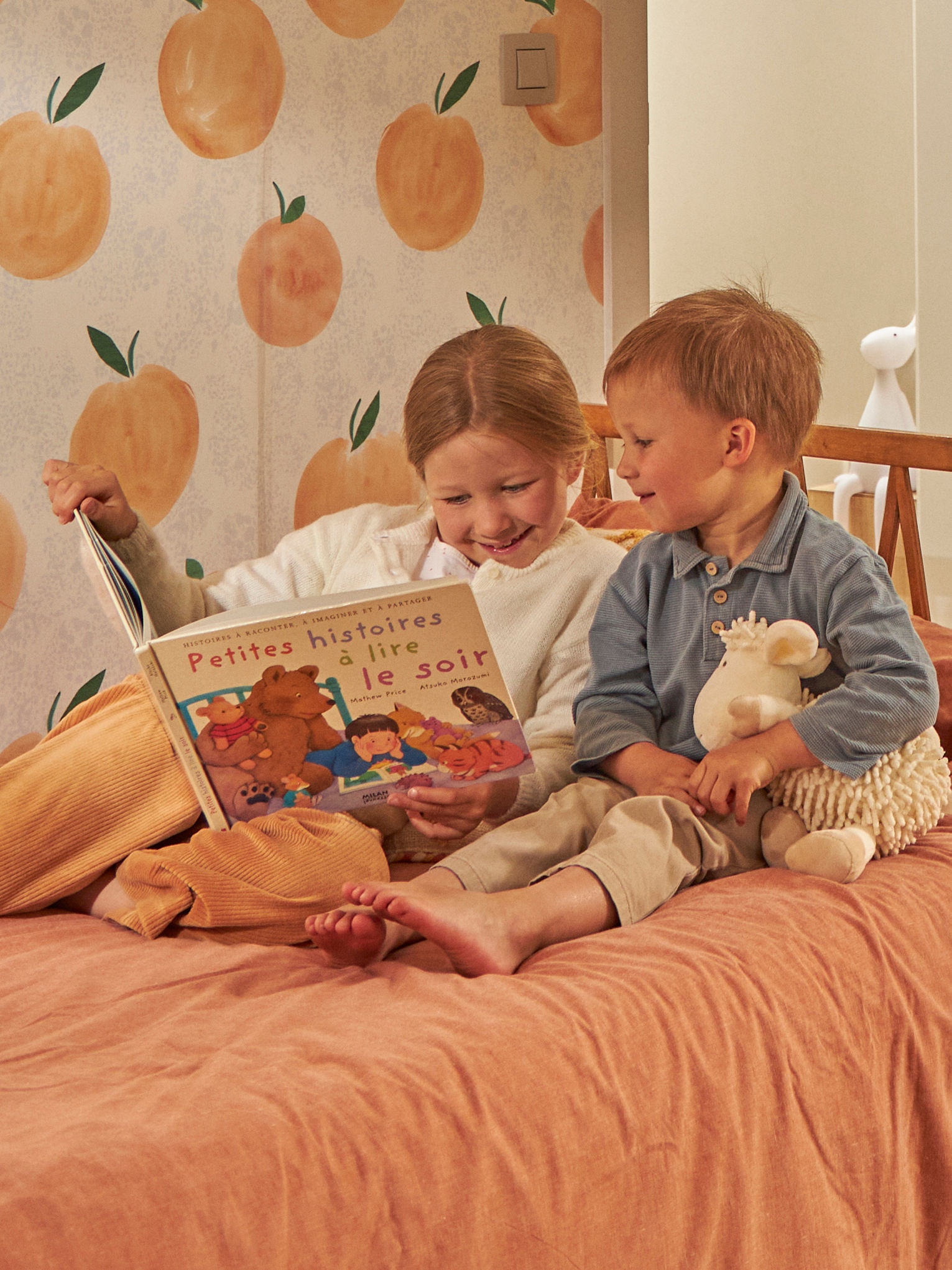Kinderen die in bed een boek lezen