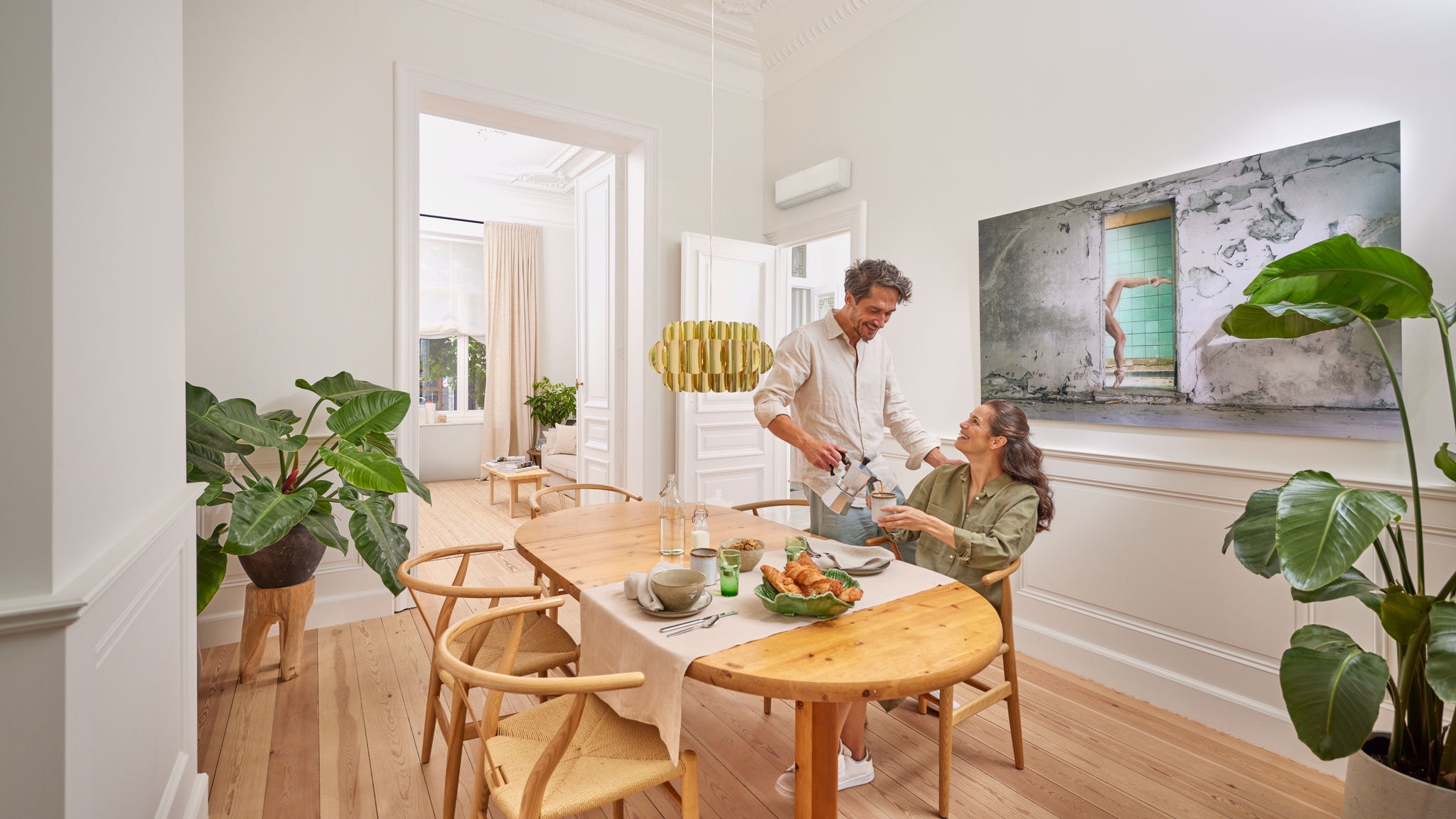 Moderne eetkamer met een wandmodel airconditioner die zorgt voor stille en zuinige verwarming en koeling in huis