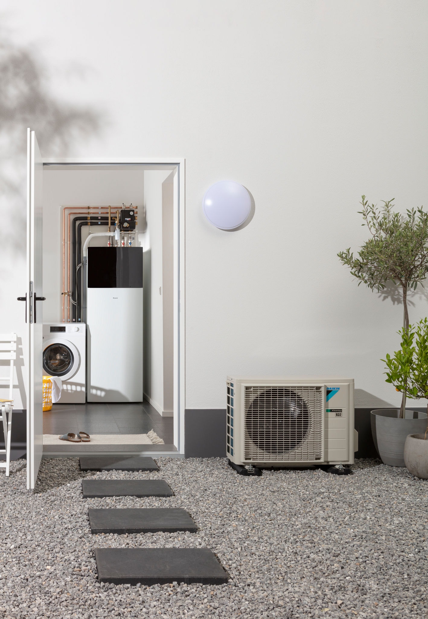 Comfortabele slaapkamer verwarmd door een warmtepomp om energiebesparingen en comfort te waarborgen