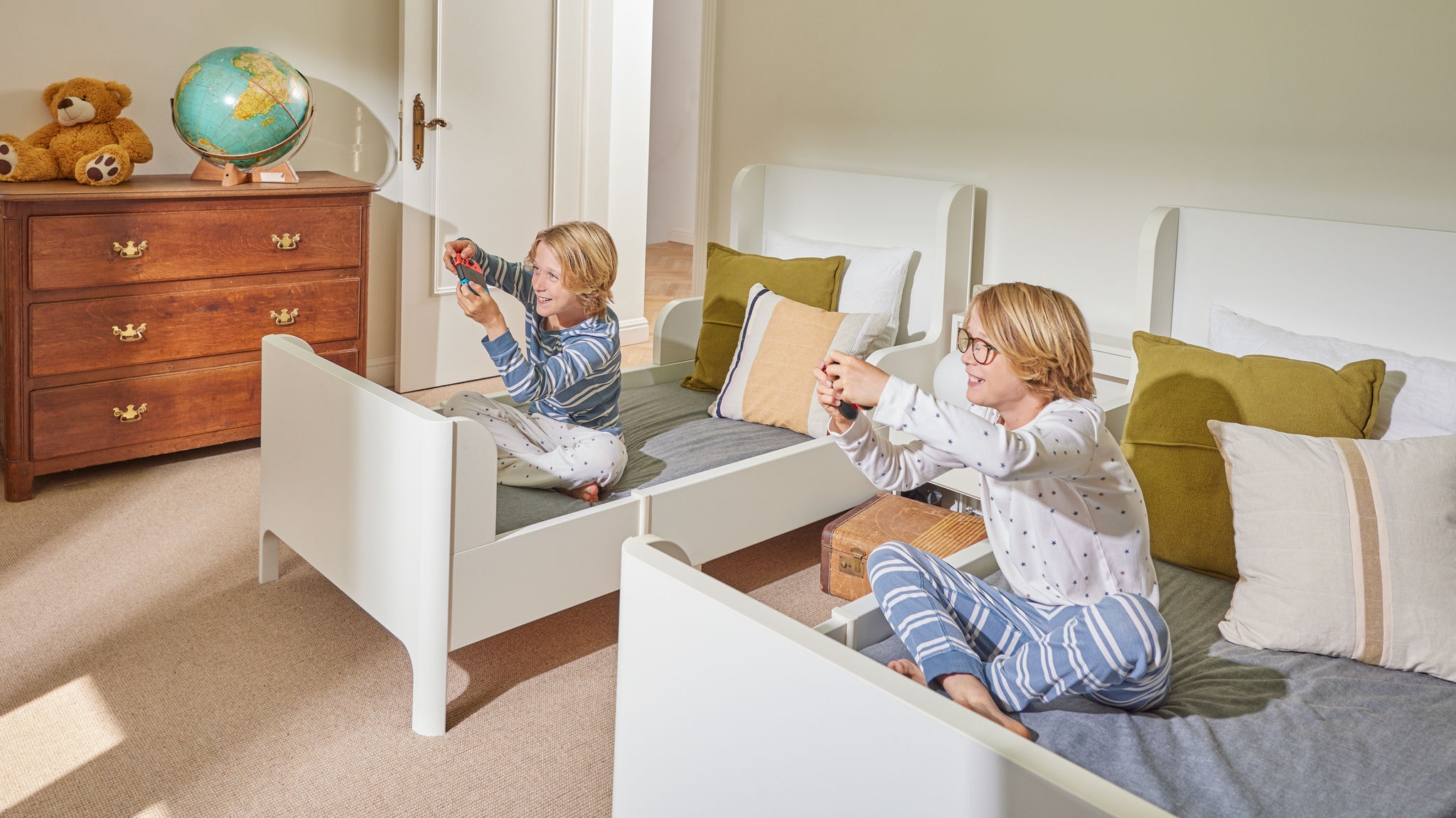 Twee kinderen spelen vrolijk samen in hun slaapkamer