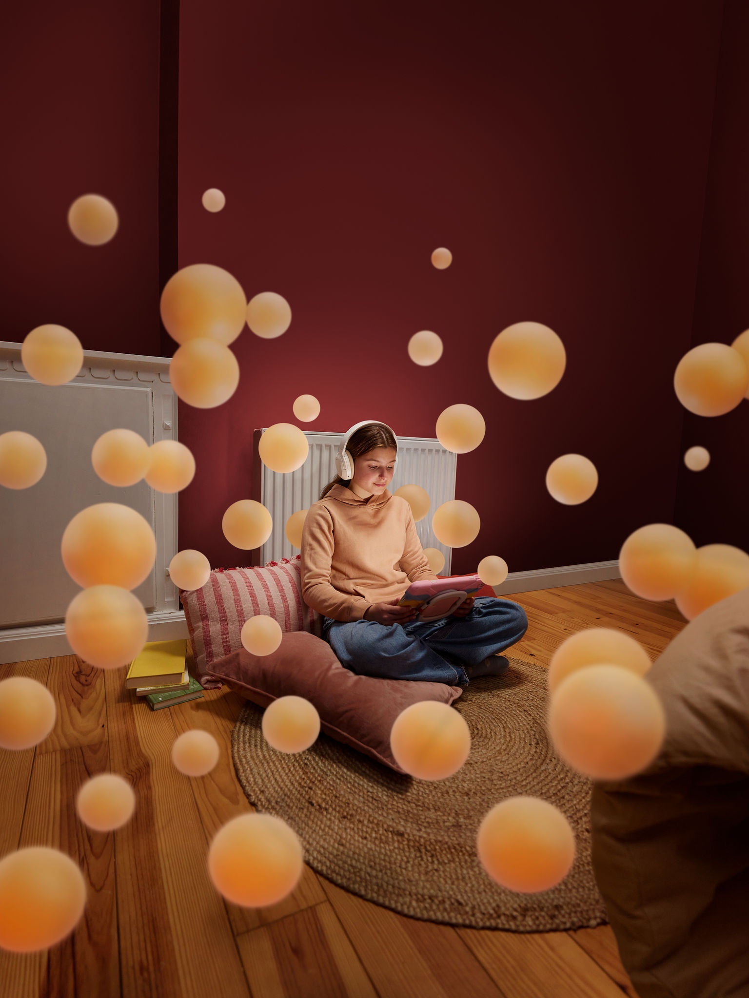 Meisje leest in een behaaglijke kamer met warme vloeren en perfecte binnentemperatuur