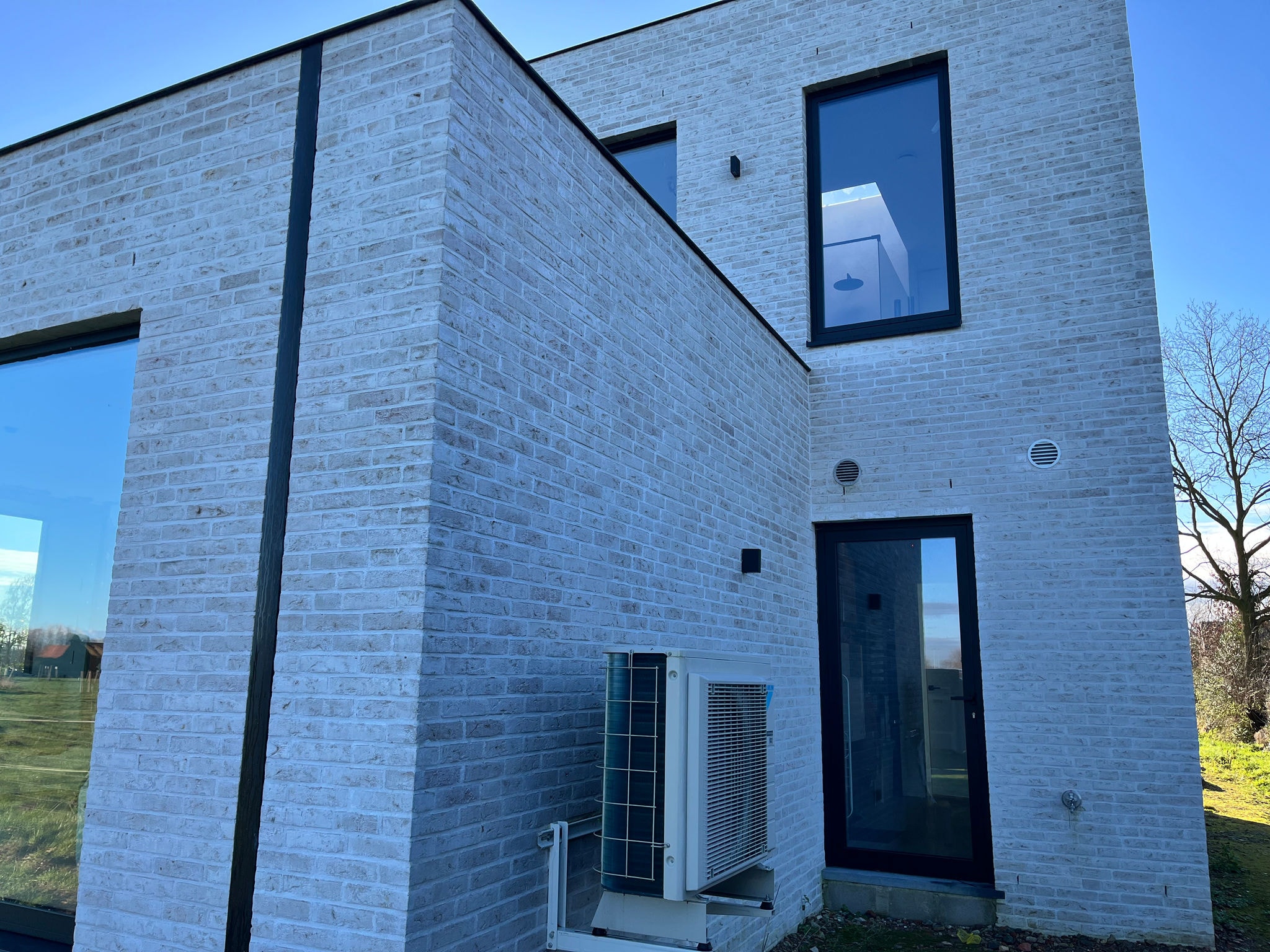 Daikin Altherma 3R outdoor unit, discreetly placed for efficient and quiet home heating