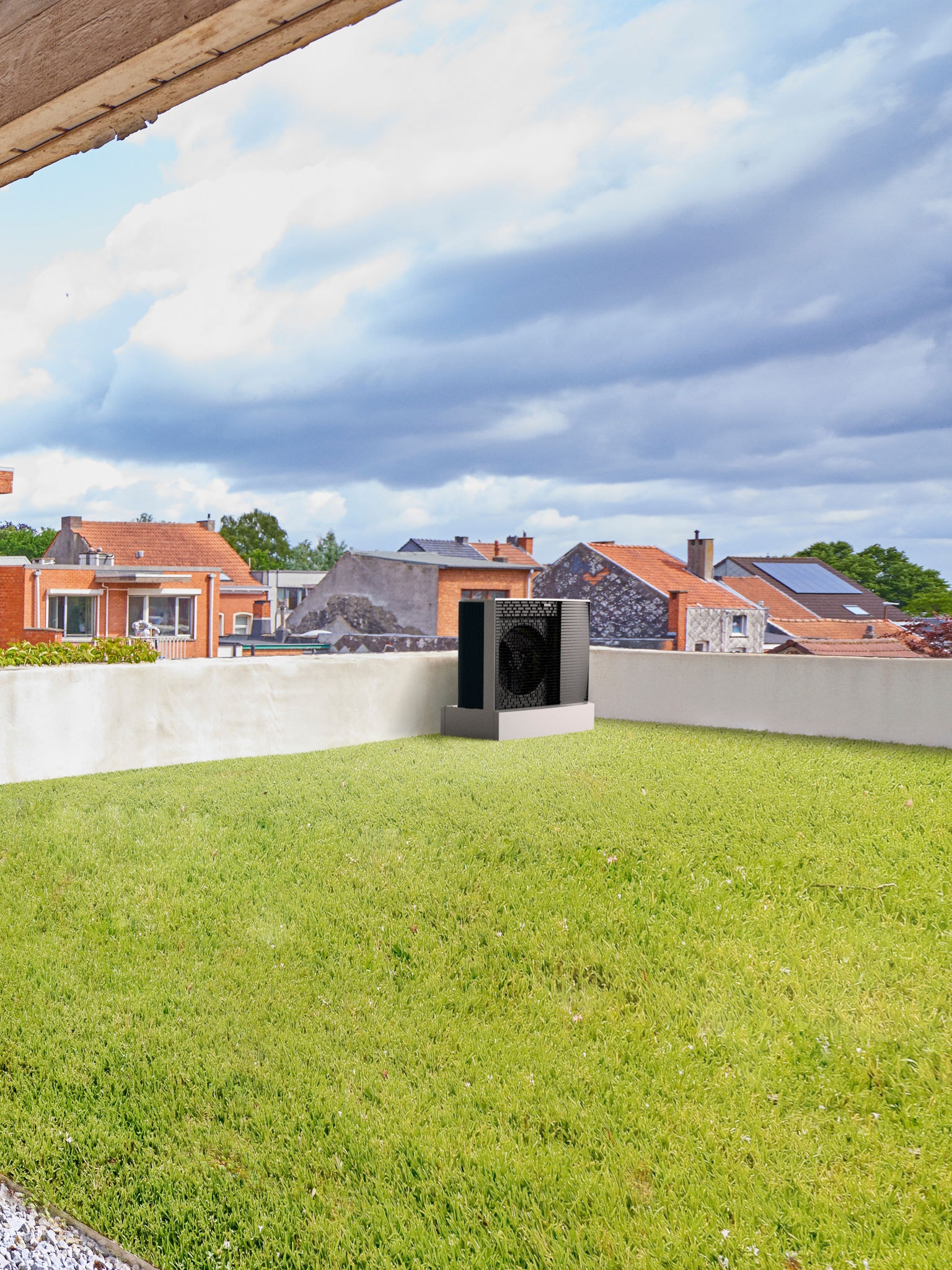 Afbeelding links: een tuin met gazon en een warmtepomp in de hoek