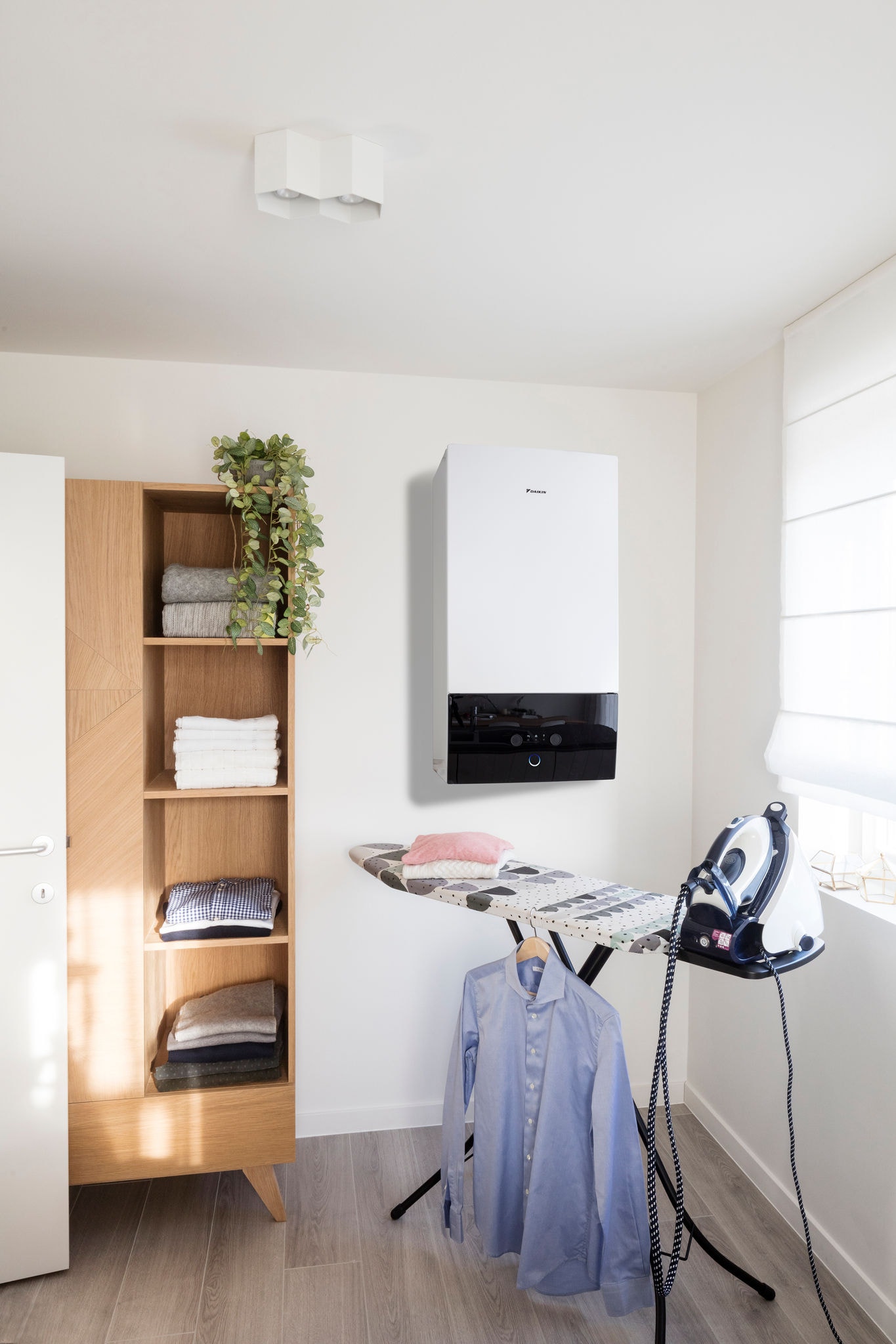 Binnendeel Daikin Altherma gekoppeld met zonnepanelen geïnstalleerd in een wasruimte
