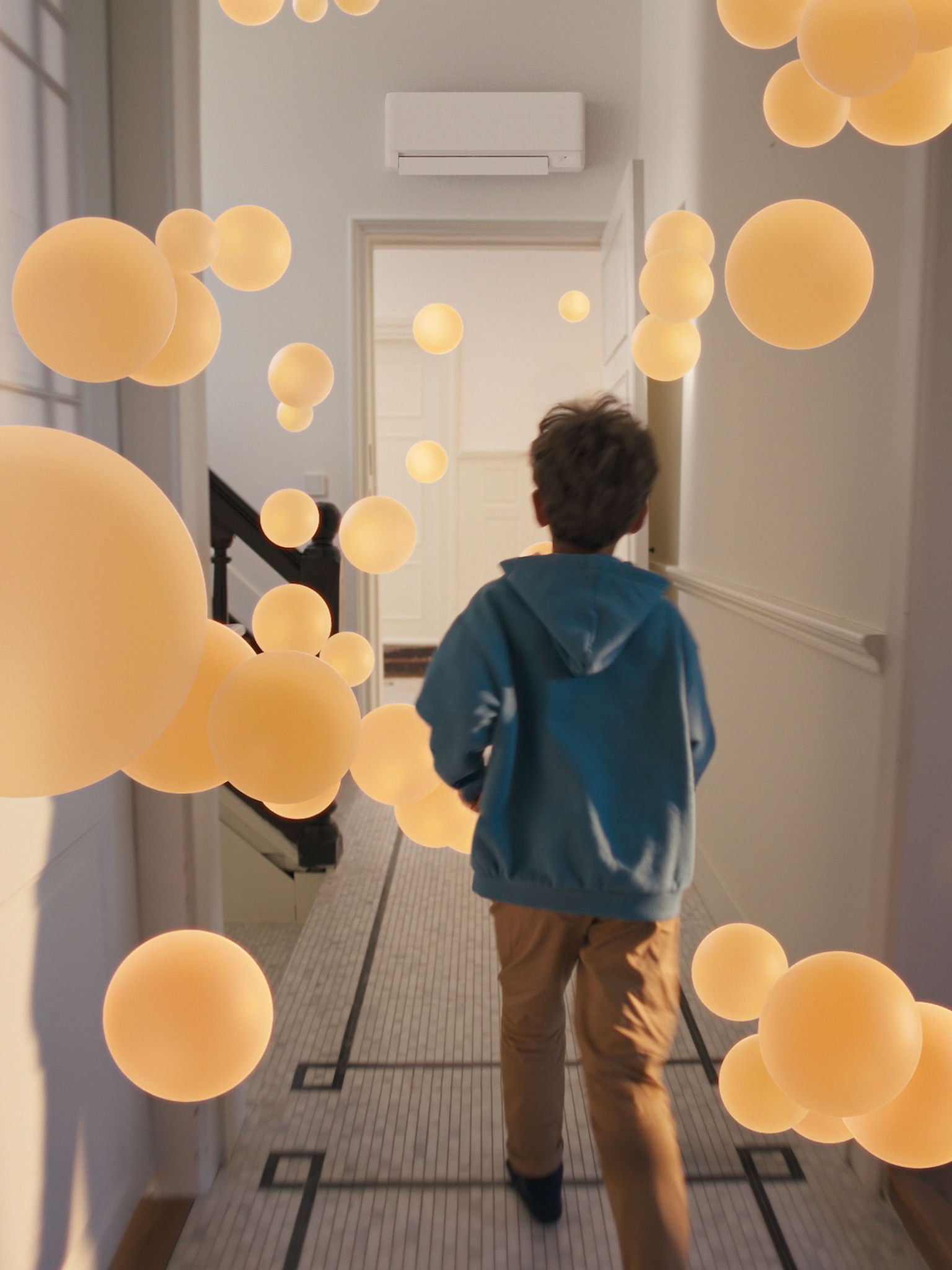 Een jongen loopt door een gang met een consistente, gebalanceerde luchtstroom, mogelijk gemaakt door een goed ontworpen airconditioner