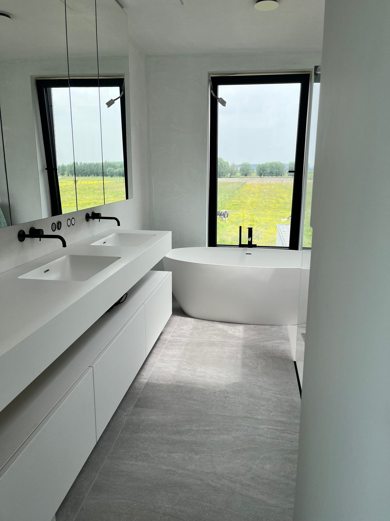 Moderne badkamer met warm water van een Daikin lucht/water warmtepomp