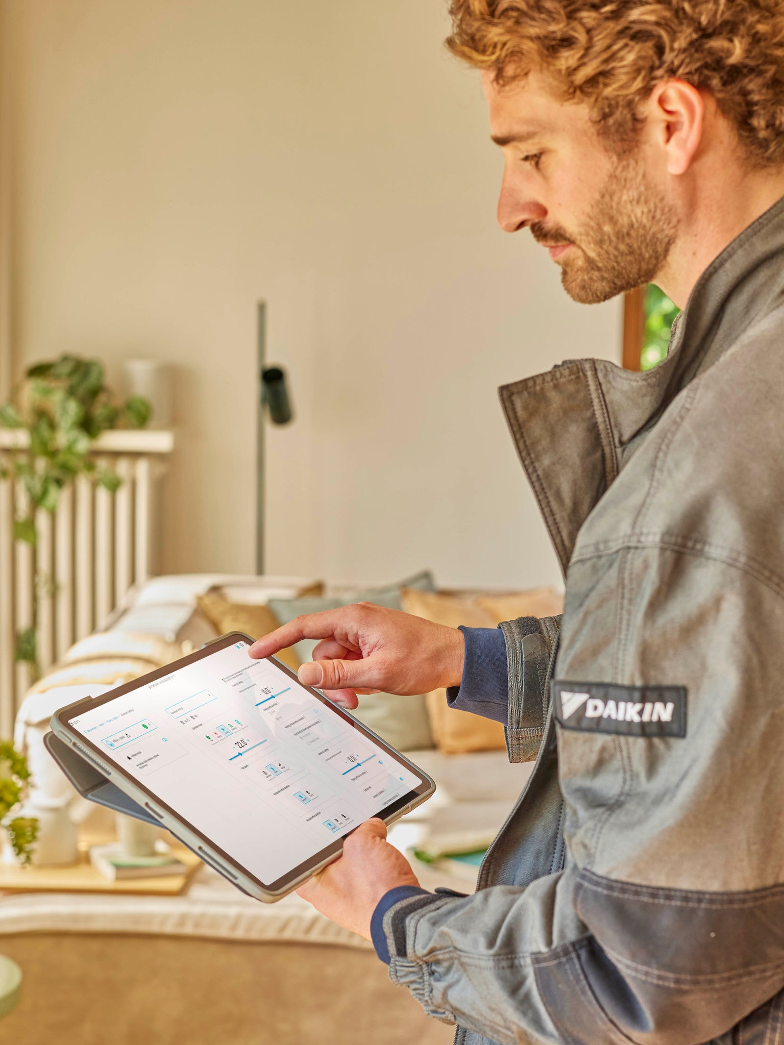 Installateur die de prestaties van een multi-splitsysteem op afstand bewaakt