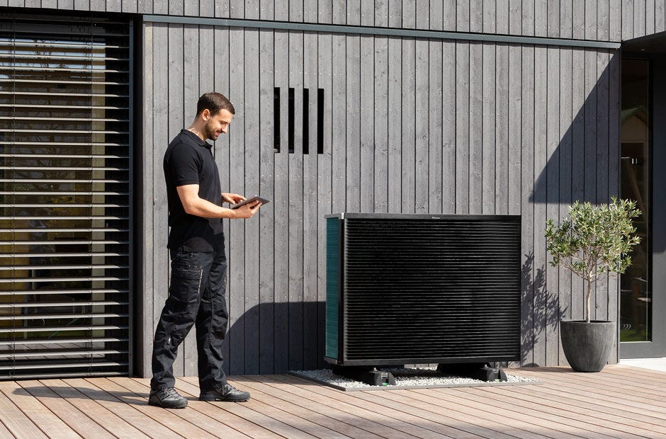 Installateur met buitendeel van Daikin Altherma