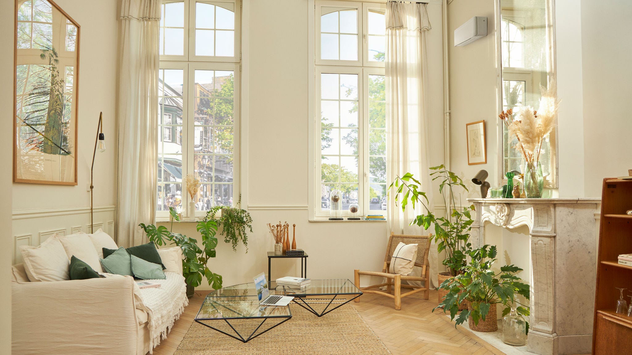 Prachtig gestylede woonkamer voorzien van een witte airconditioning wandmodel