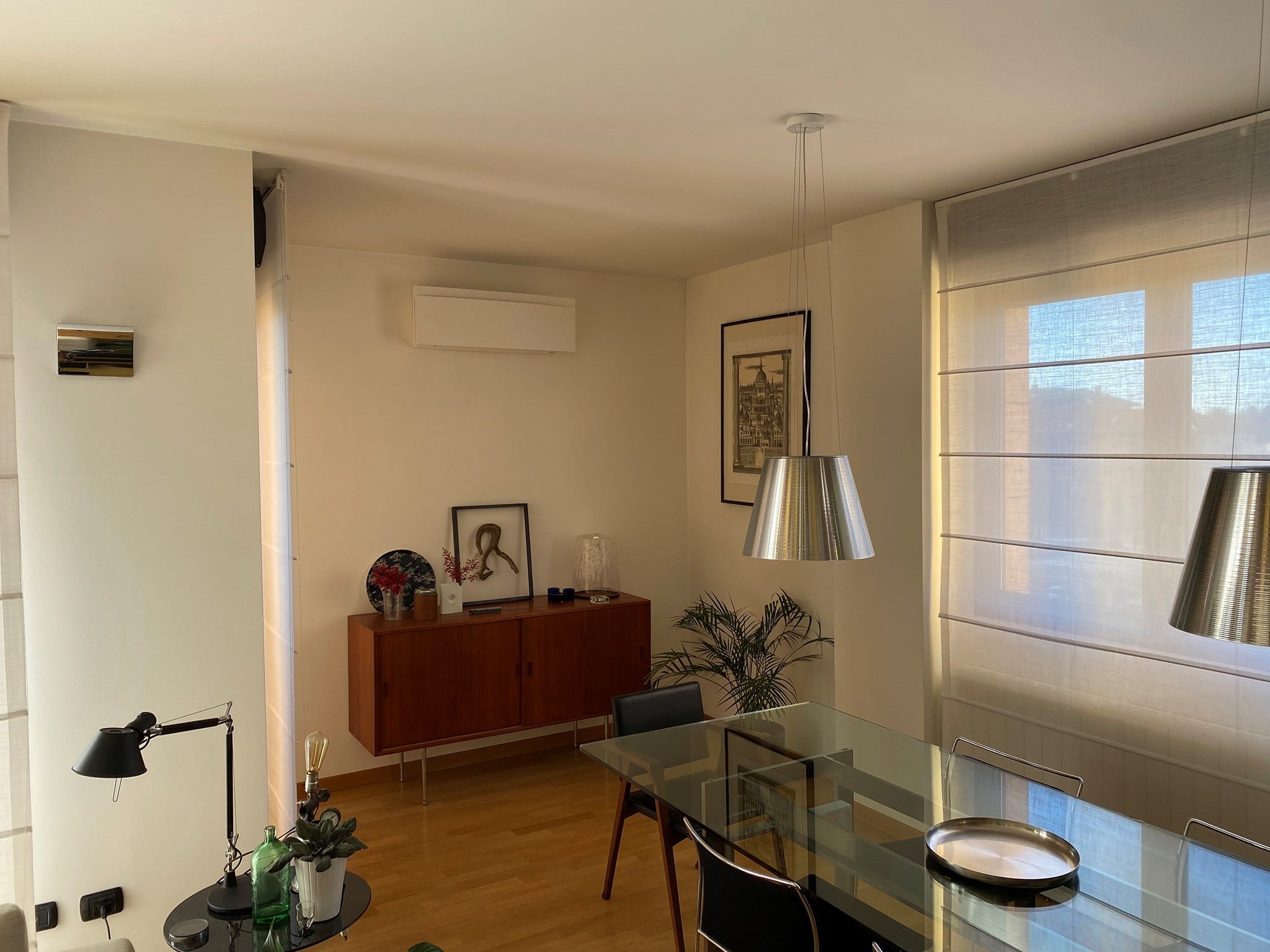 Een woonkamer met een gemonteerde Daikin installatie