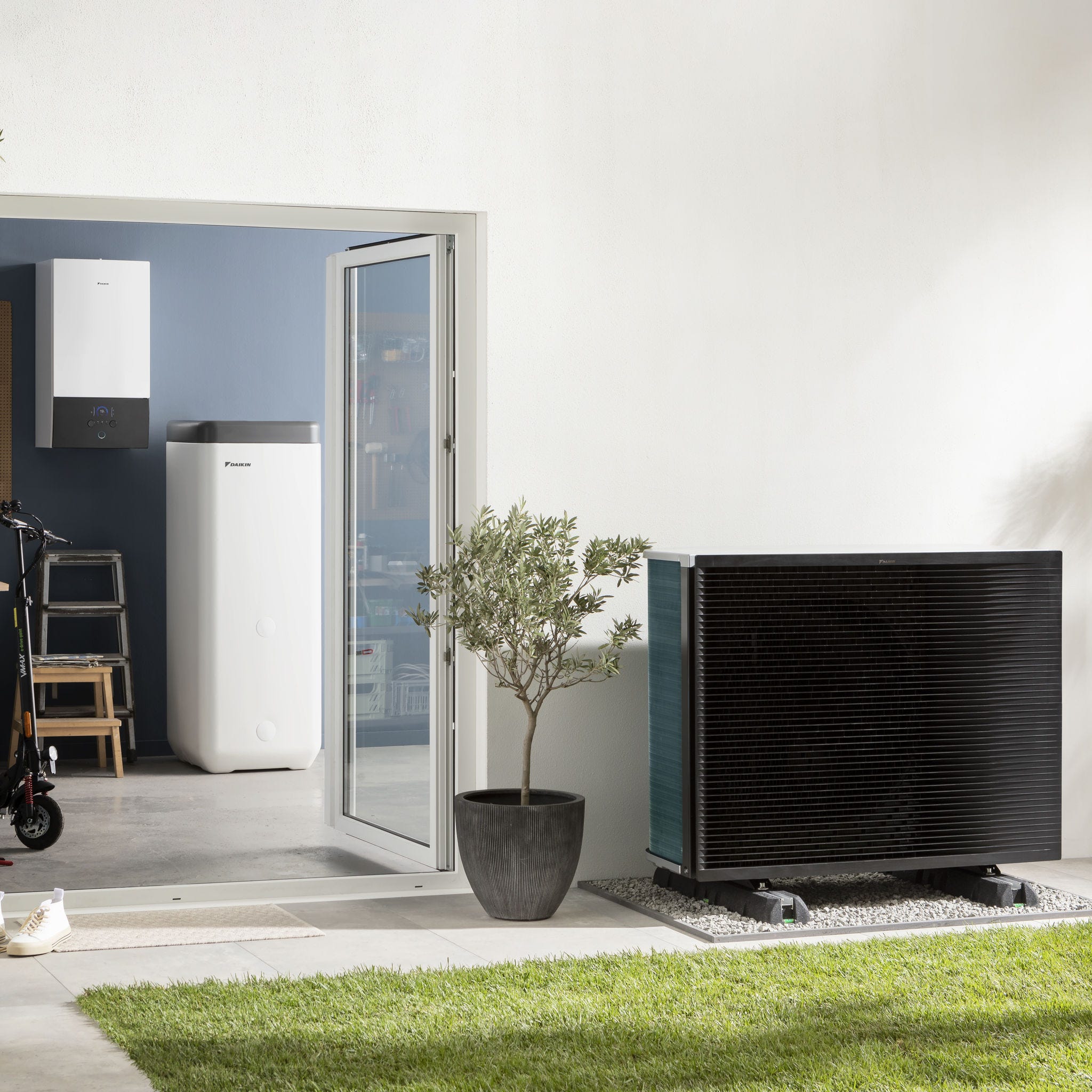 Buitendeel van warmtepomp in tuin