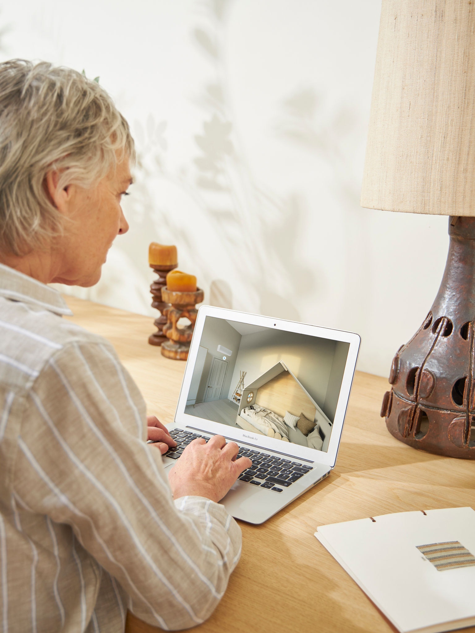 Vrouw verkent de Daikin showroom via Virtual Reality