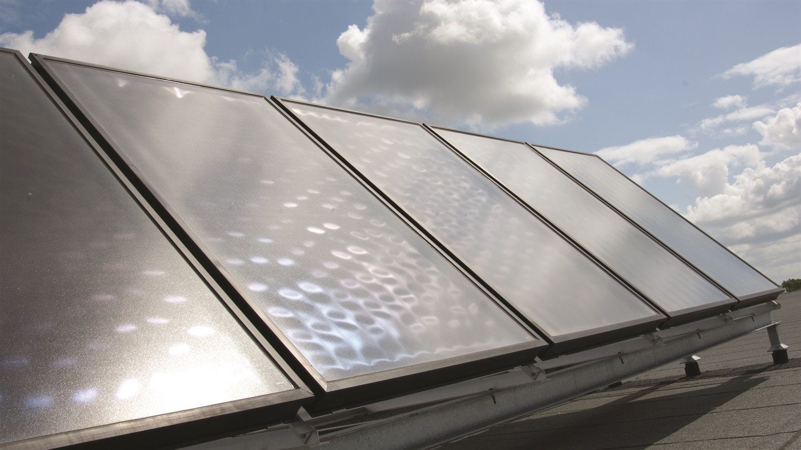 Zonnepanelen die een Daikin warmtepomp van stroom voorzien voor energiezuinige verwarming van de woning