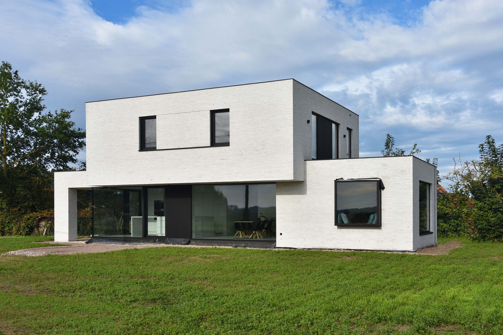 Modern, energiezuinig huis met een Daikin lucht/water warmtepomp voor duurzame verwarming