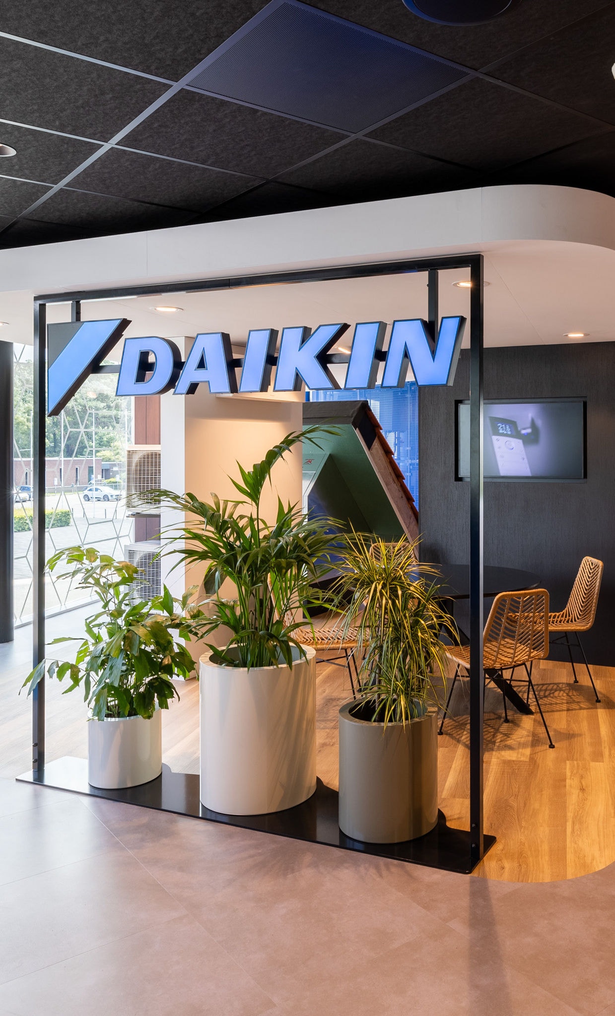 Man visualiseert een hybride binnendeel in zijn eigen huis met Daikin's 3D-app