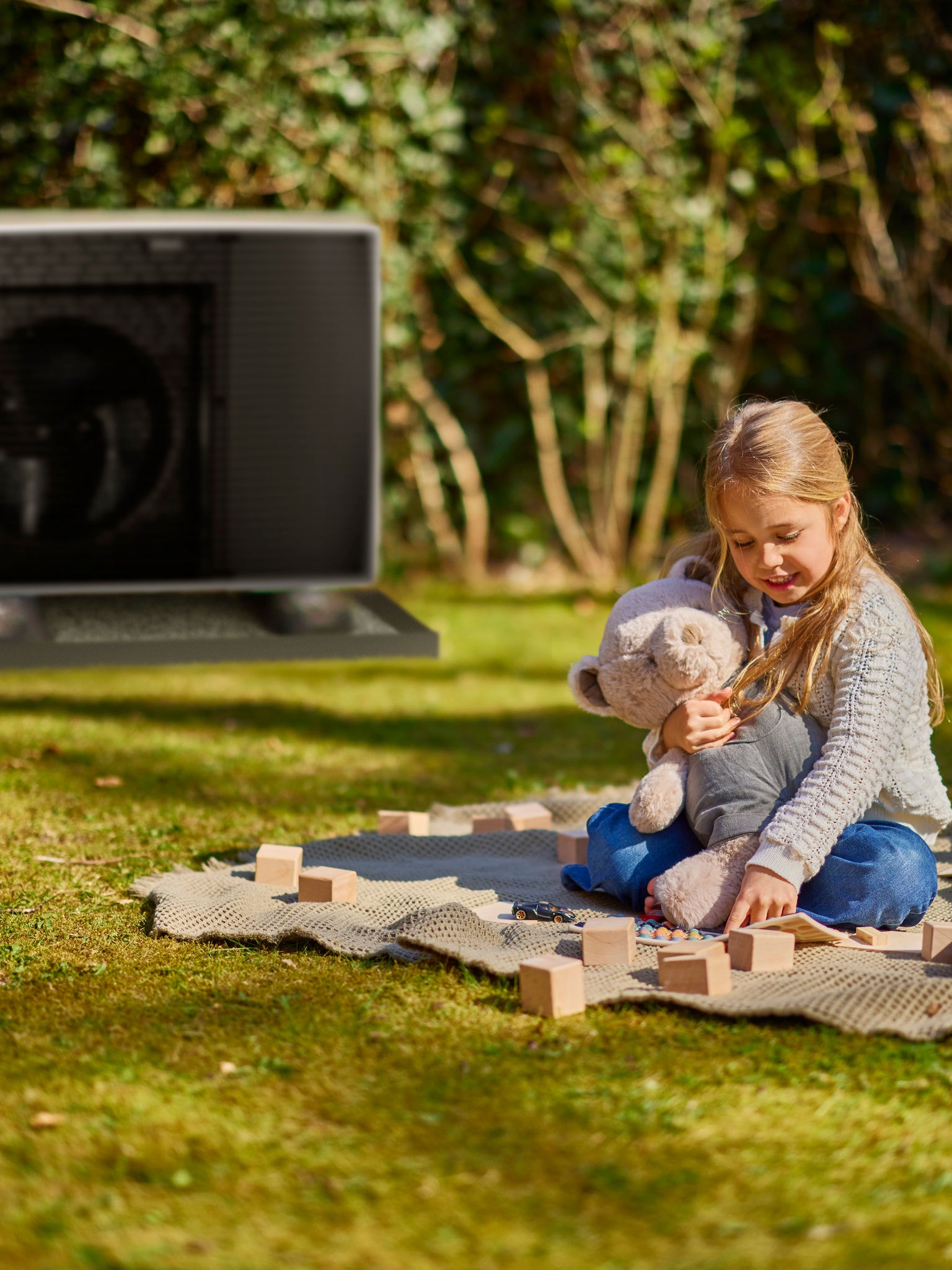 Man die onder een warmtepomp leest