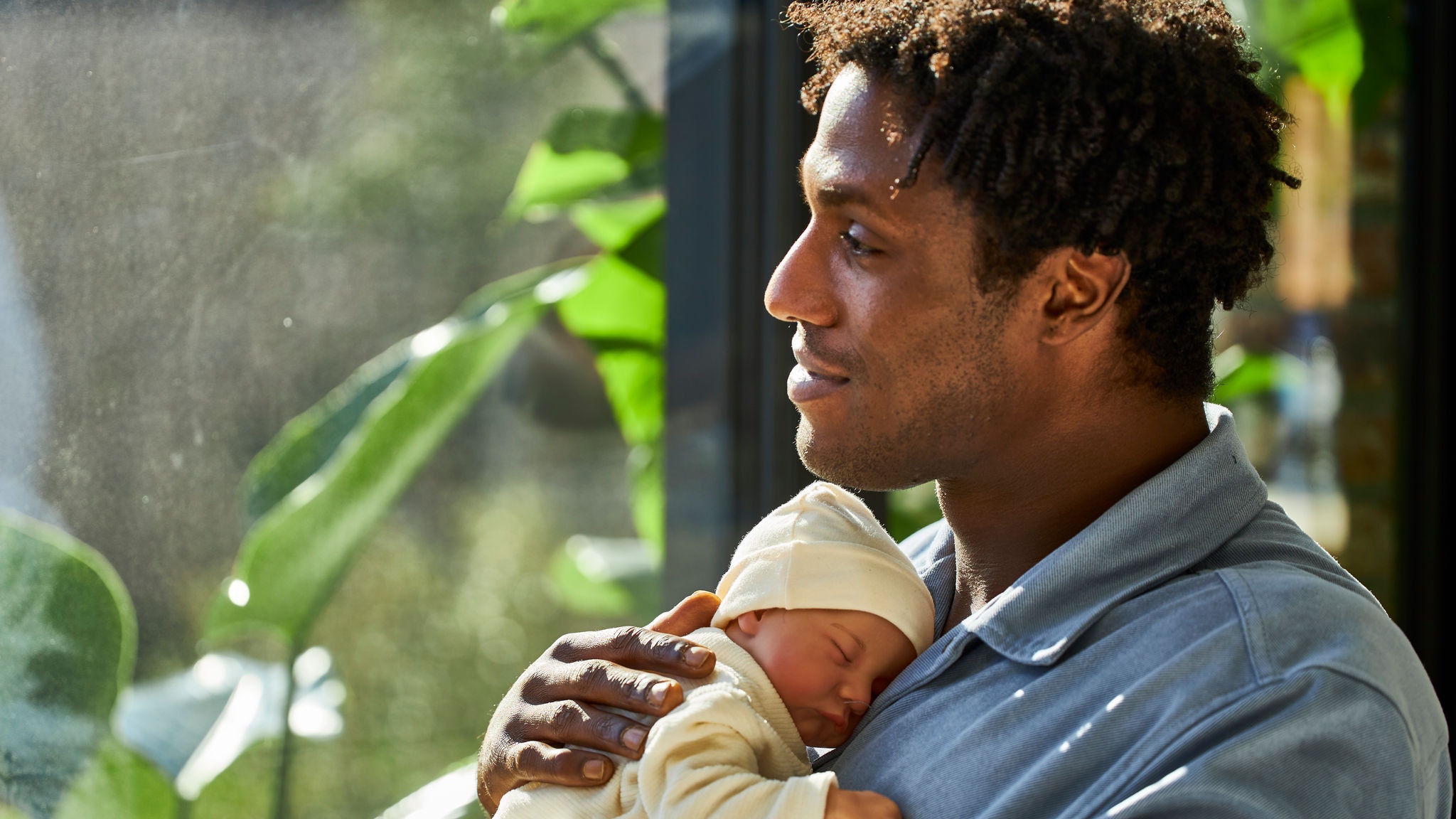 Papa en baby genieten van de stille werking van het verwarmingssysteem in het huis
