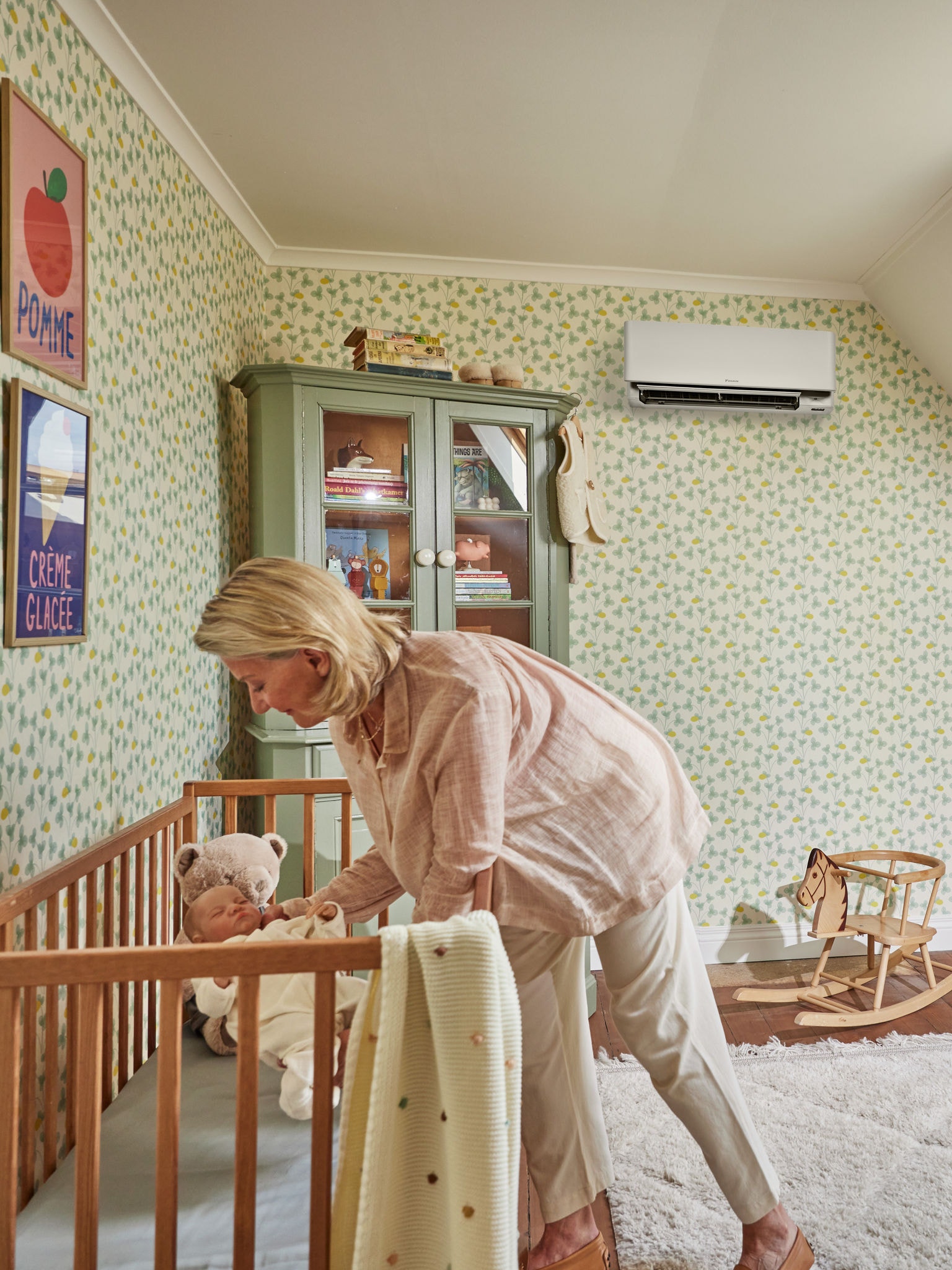 Moeder brengt haar kind 's avonds naar bed