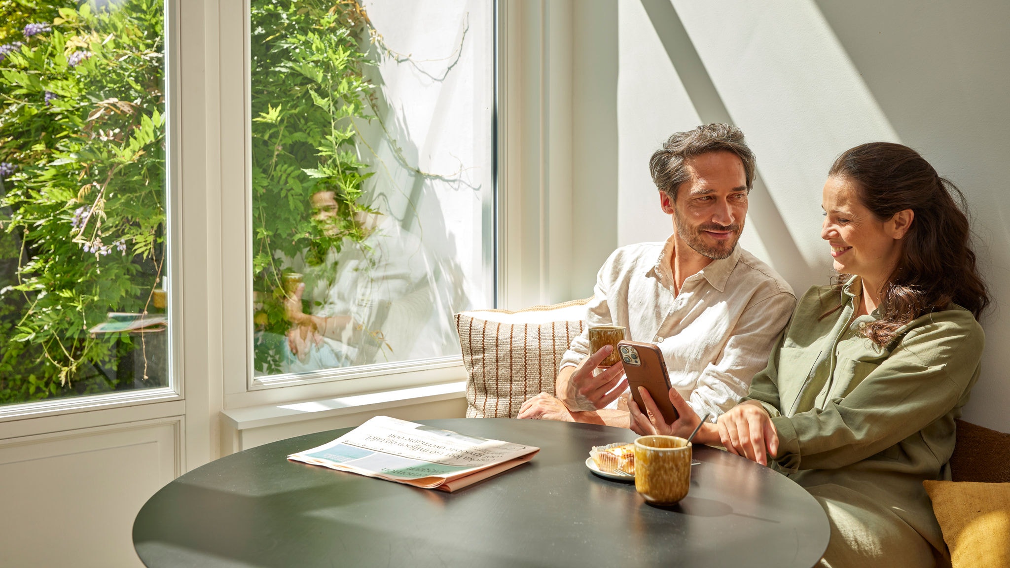 Paar dat geniet van duurzame verwarming in hun huis met uitzonderlijk rendement en prestaties