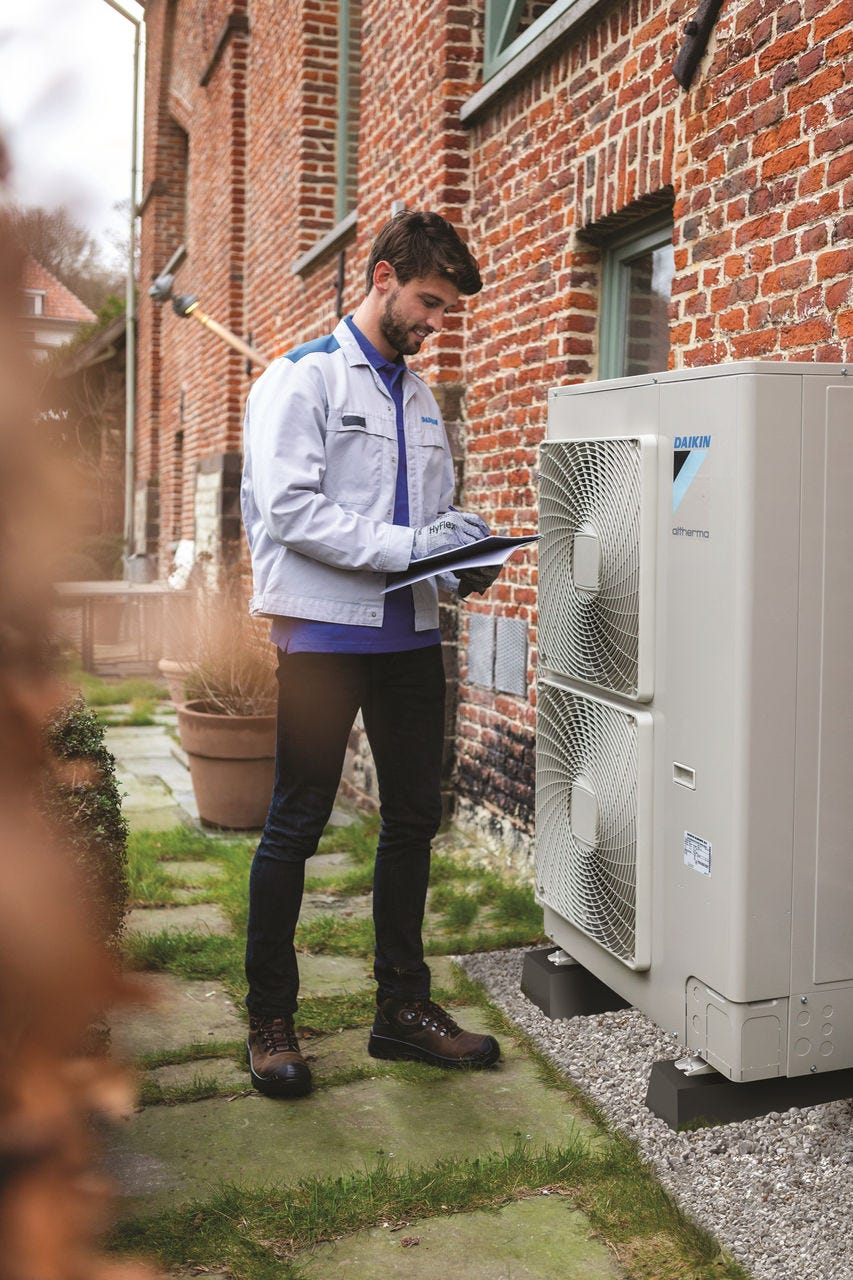 Een man plaatst een buitendeel