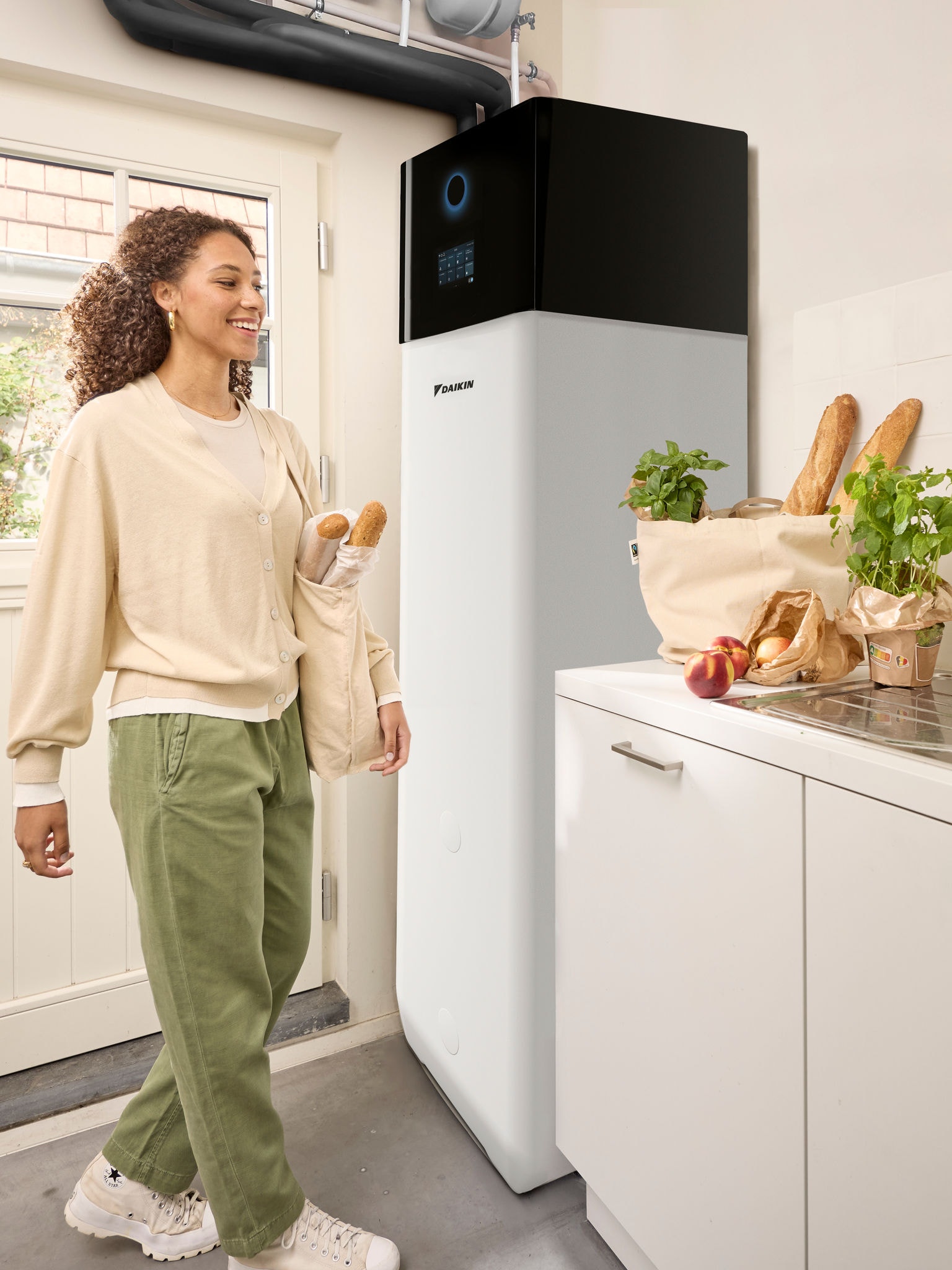 Vrouw komt thuis van het boodschappen doen en draagt boodschappentassen