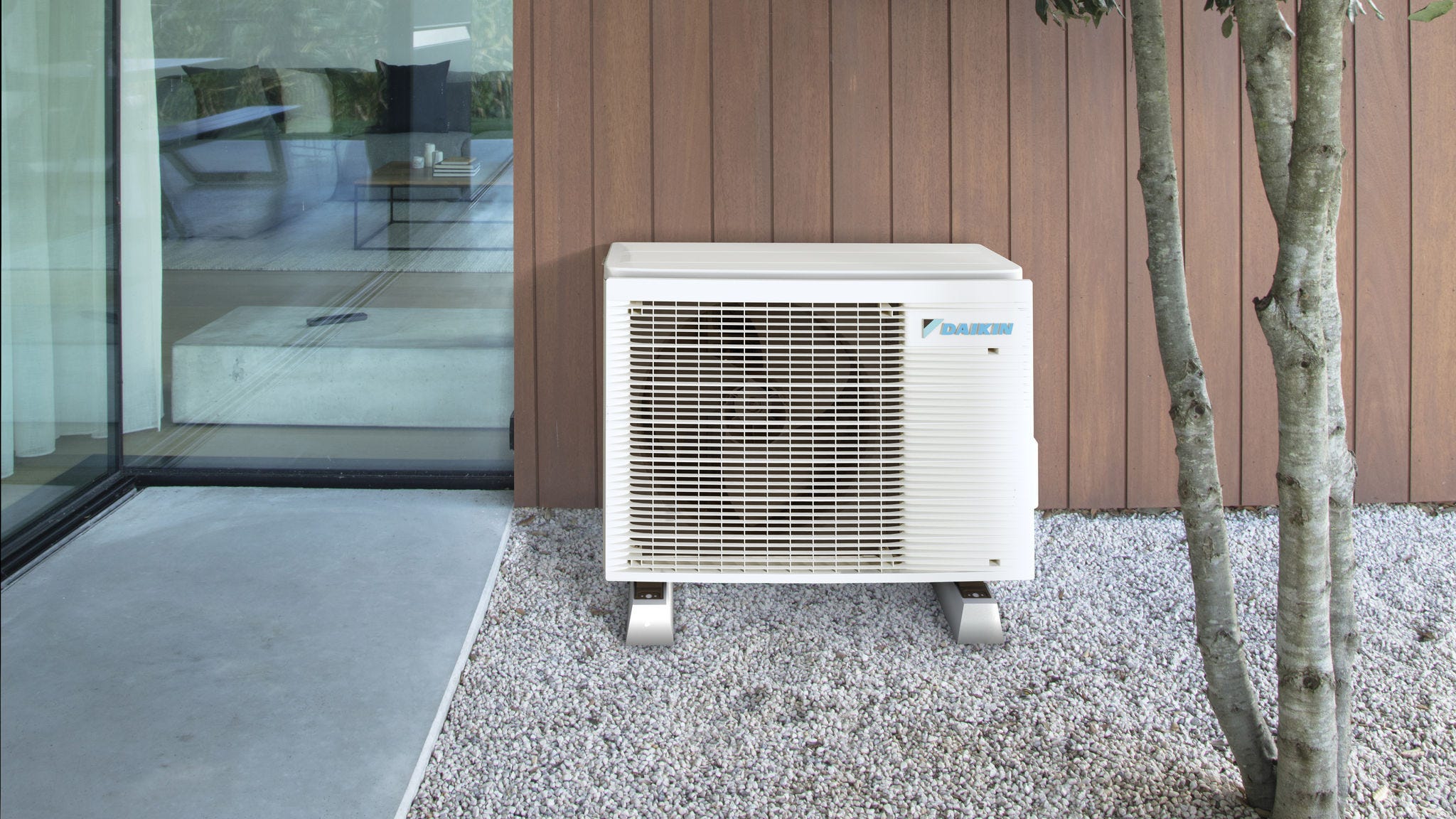 Compacte luchtwarmtepomp discreet geïnstalleerd buiten een moderne woning
