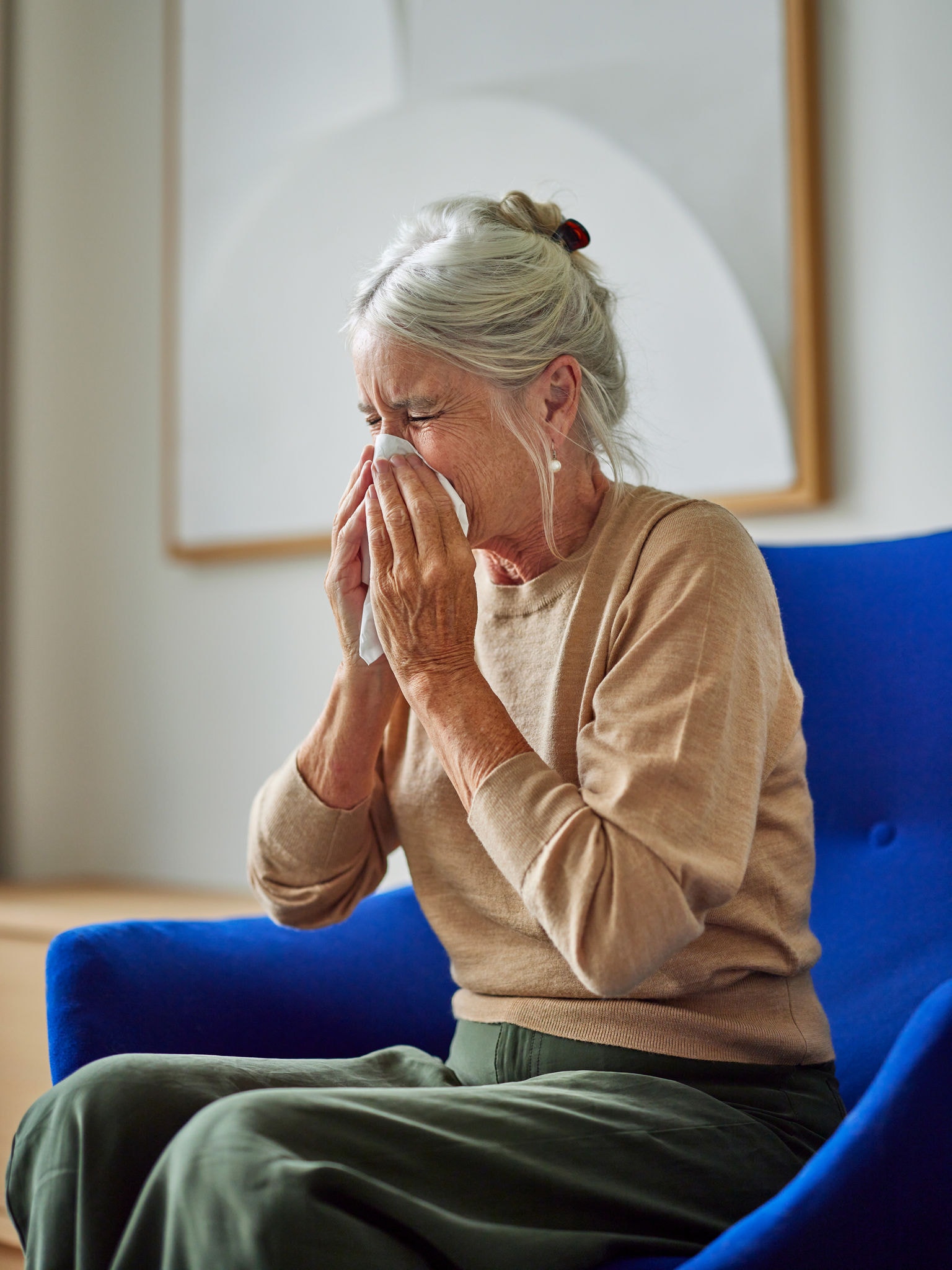 Vrouw lijdt aan allergie door pollen
