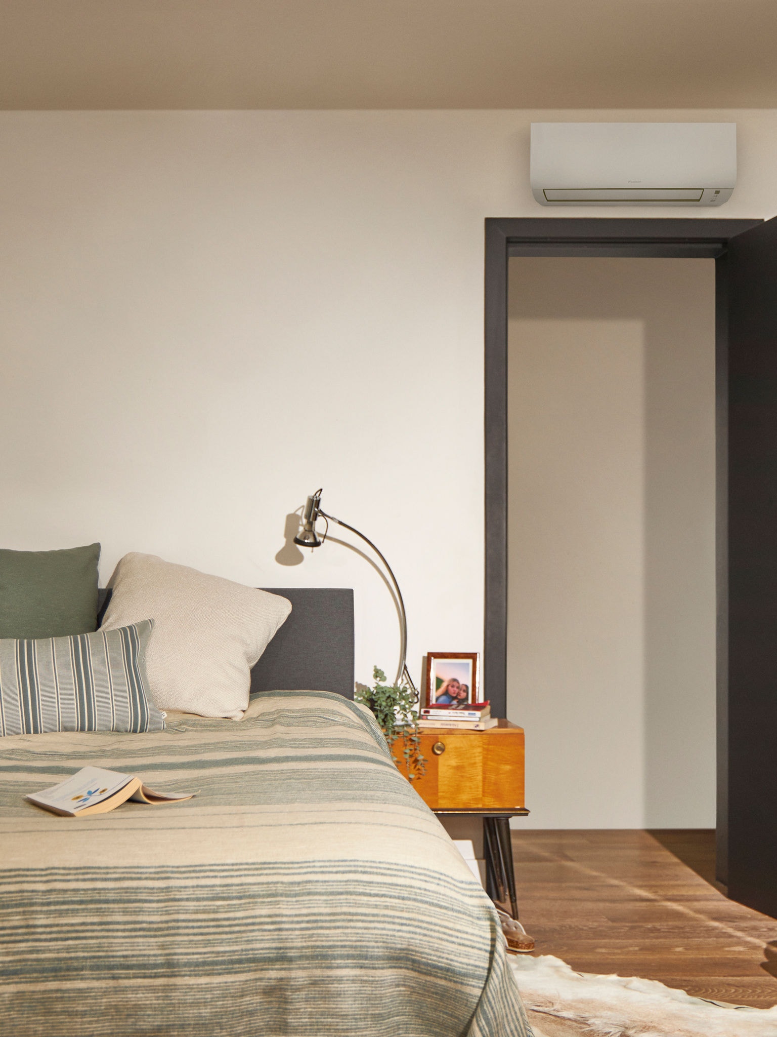 Comfortabele slaapkamer verwarmd door een warmtepomp om energiebesparingen en comfort te waarborgen