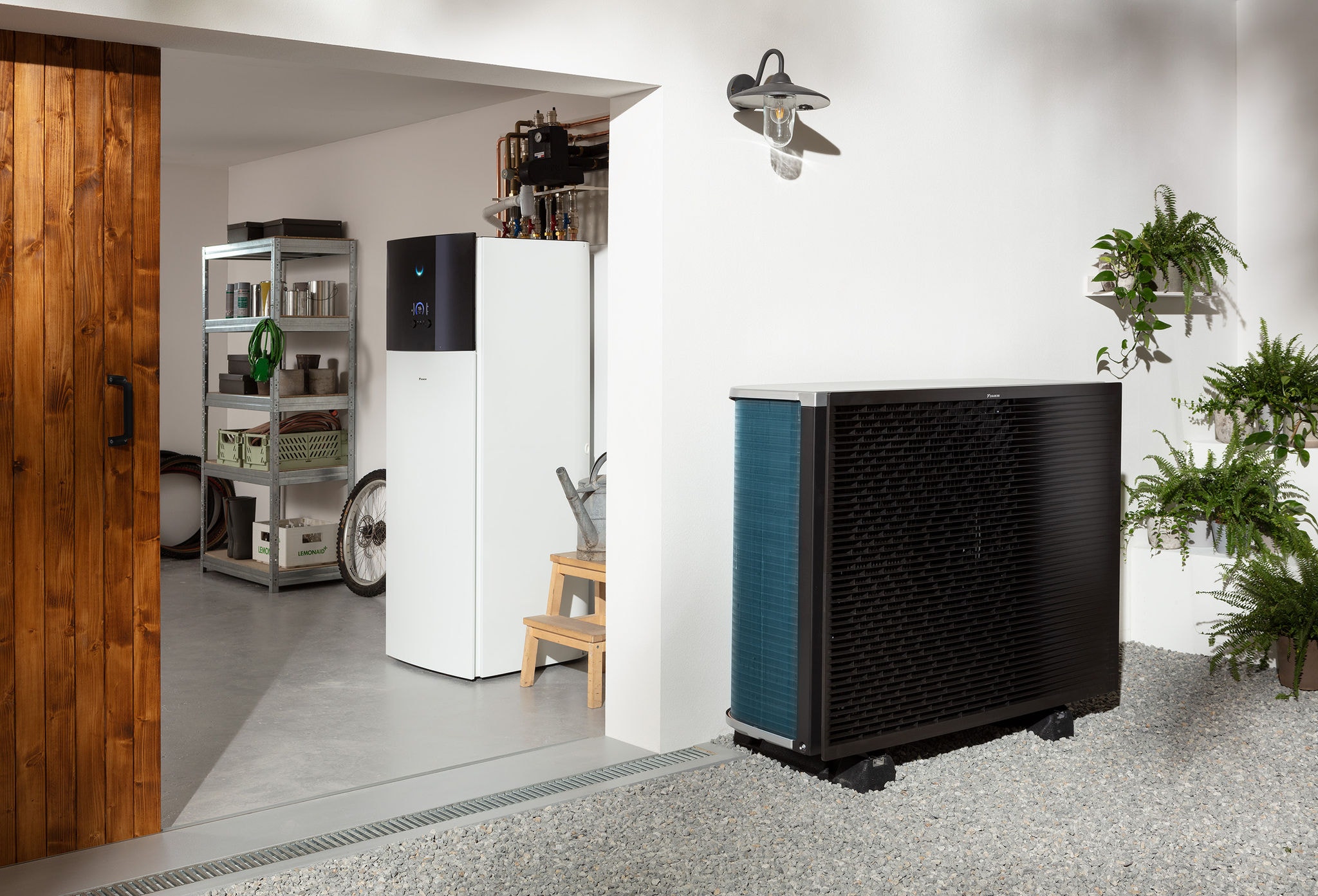 Daikin Altherma warmtepomp geïnstalleerd in een opslagruimte