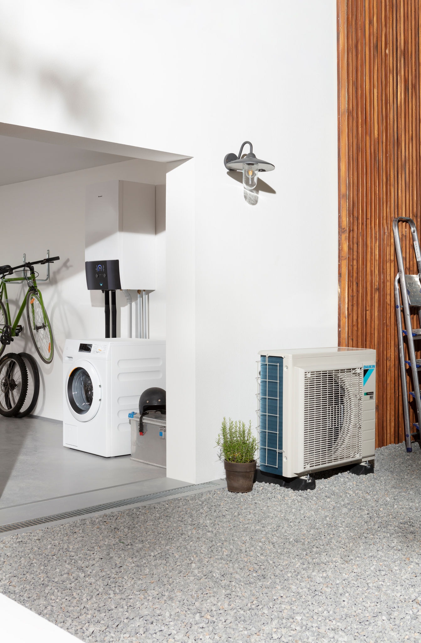 Vrouw die de was doet met een lucht/water warmtepomp, genietend van energiebesparingen