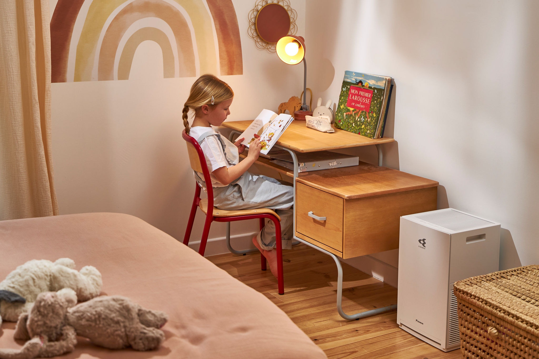 Kind geniet van schone gezonde lucht in kinderslaapkamer
