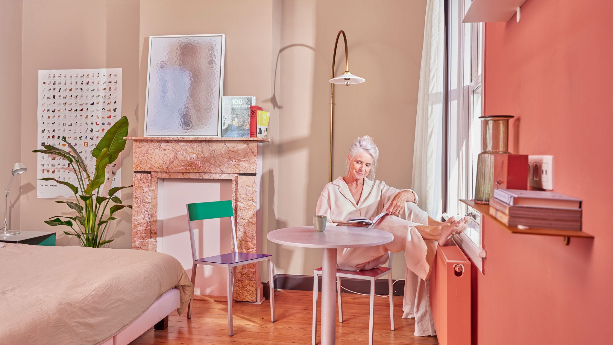 Oudere vrouw geniet van comfort met een lage temperatuur radiator in een knusse slaapkamer met een warmtepomp