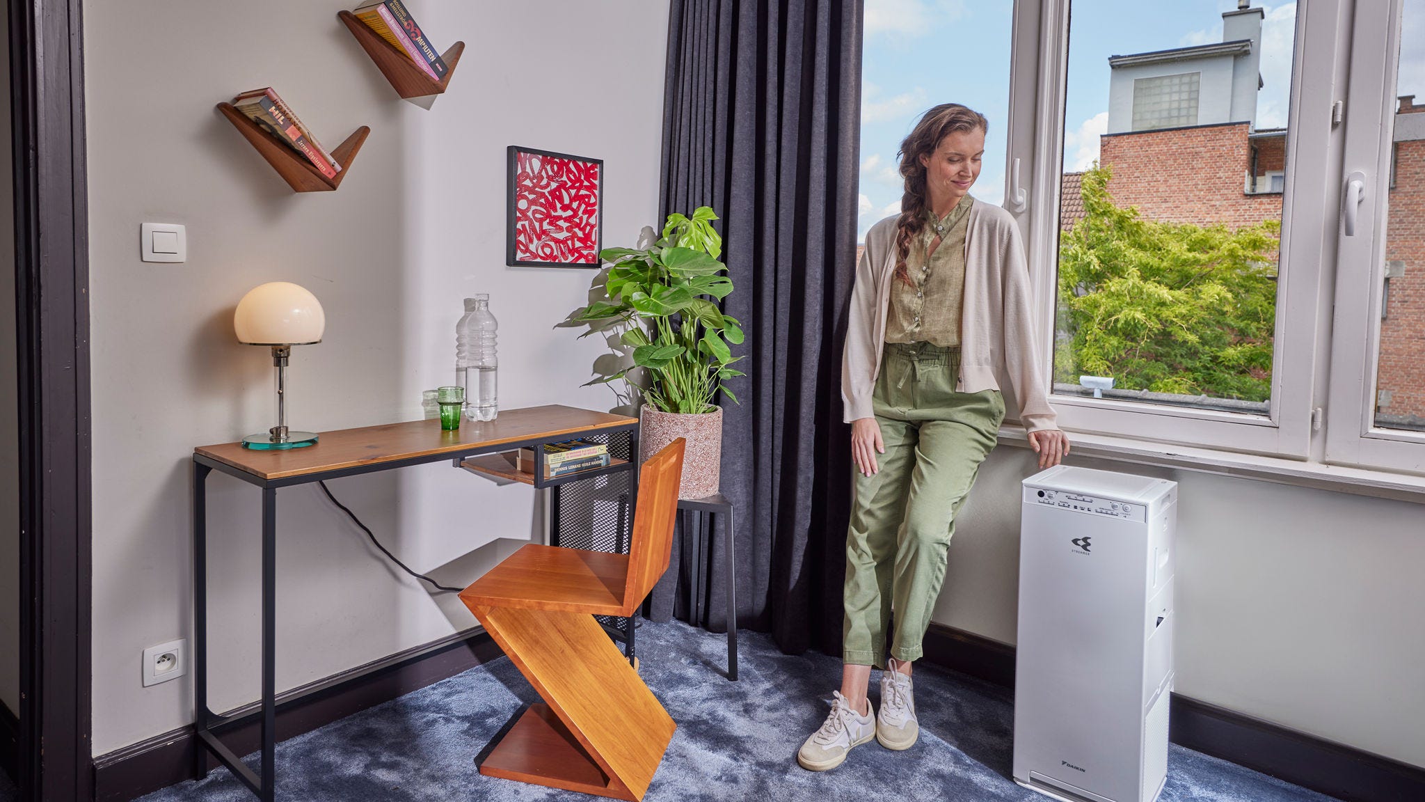 Vrouw die een luchtreiniger aanzet om de binnenlucht te verbeteren en allergenen te verminderen