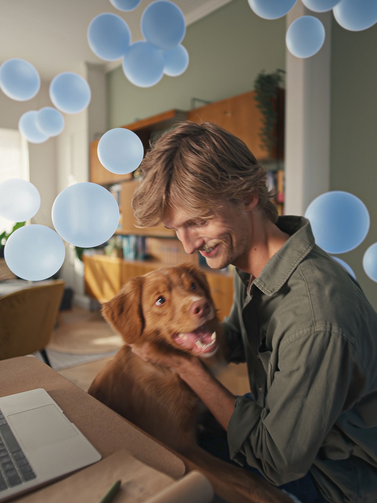 Jonge man aan zijn bureau met zijn hond, genietend van stil comfort en slimme klimaatregeling