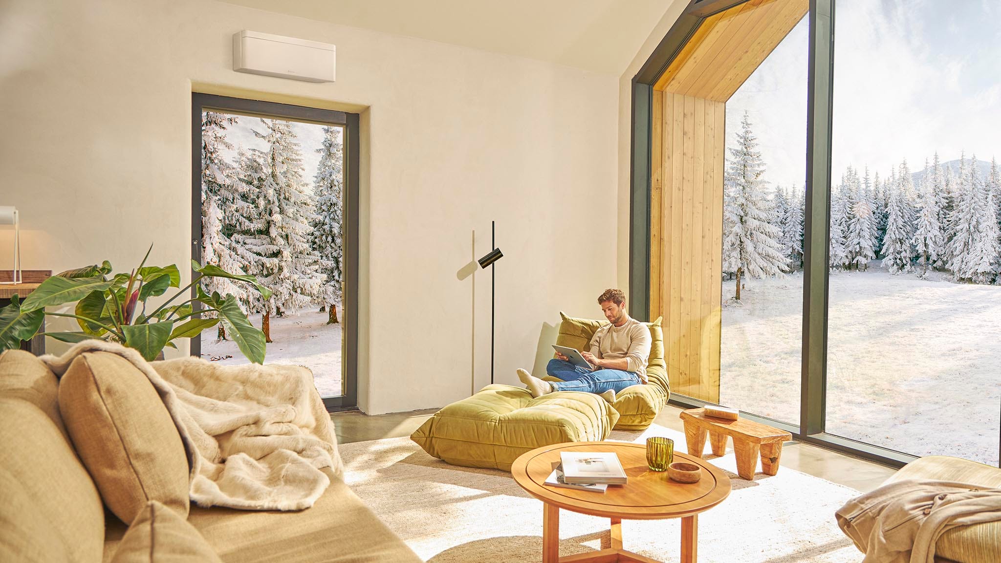 Man zit op de bank en geniet van verwarming met airconditioner