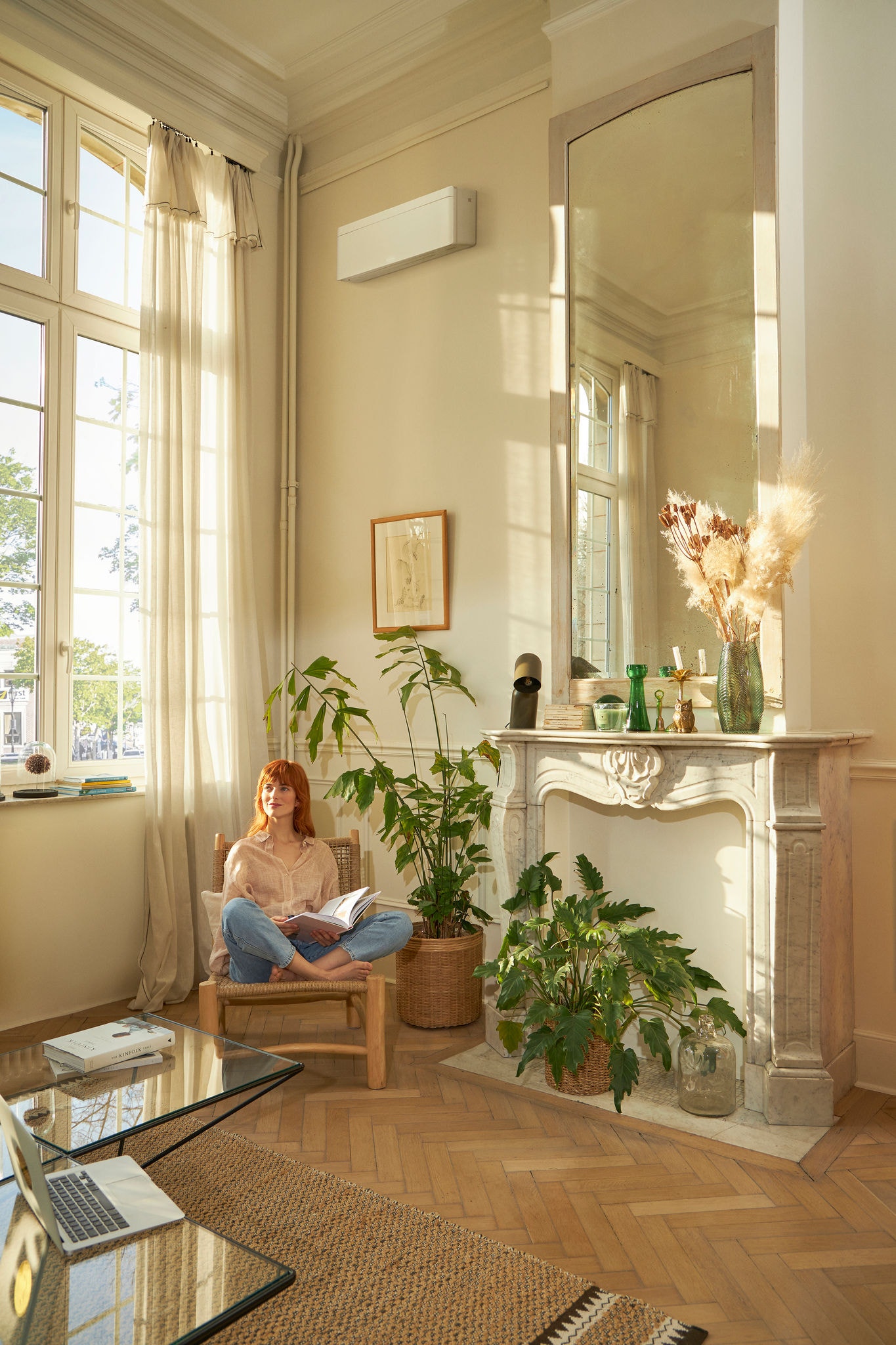 Vrouw leest tijdschrift in een met planten gevulde ruimte met airconditioner met inverter