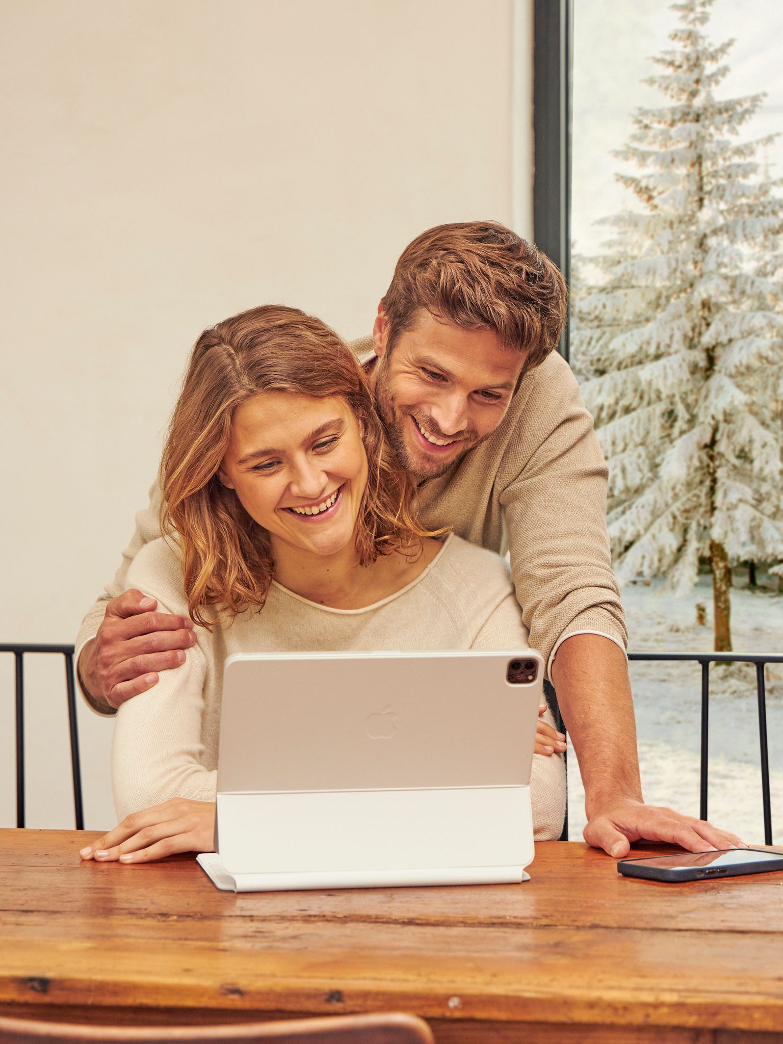 Een stel zoekt informatie op over airconditioners