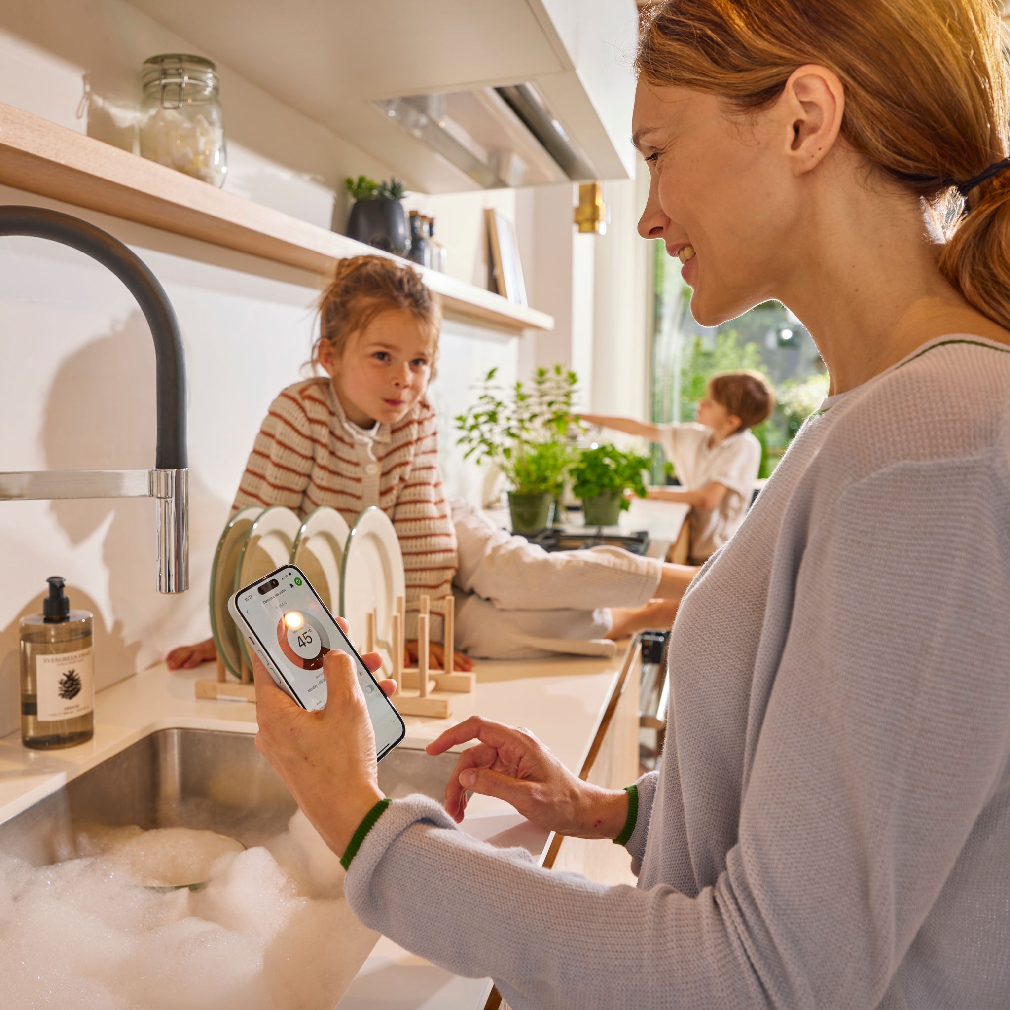 Onecta App met vrouw en kind