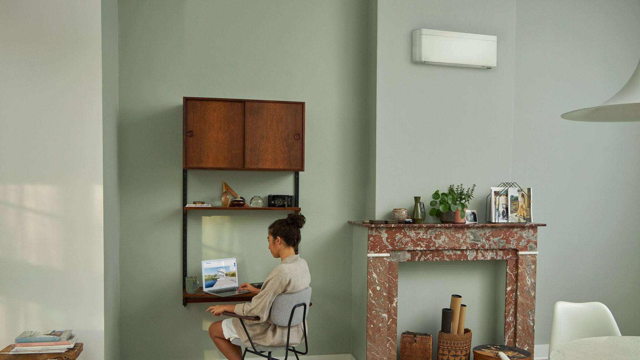 Stelletje kijkt naar foto's aan tafel in gezellig huis