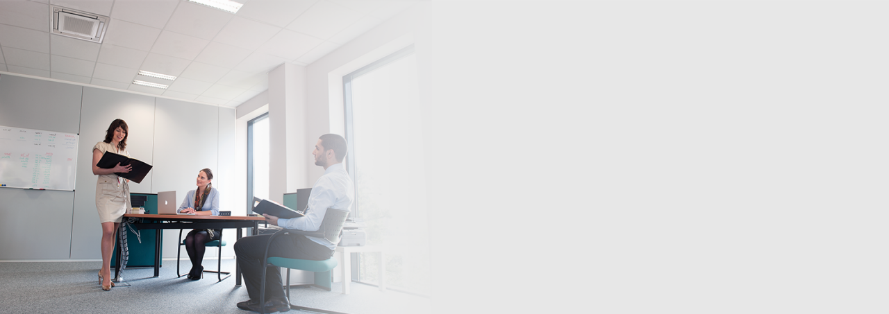 Drie personen in een vergadering op kantoor