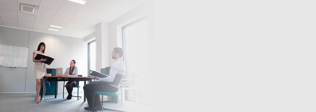 Drie personen in een vergadering op kantoor