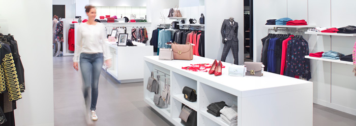 klant wandelt in de winkel