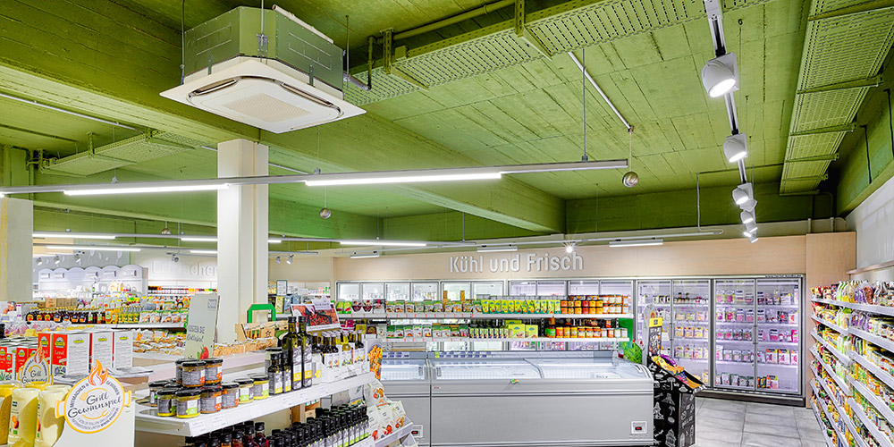 supermarkt met HVAC-unit aan het plafond
